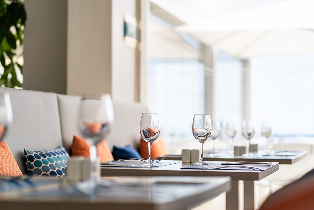 une serviette est posée sur une chaise à côté d' une piscine