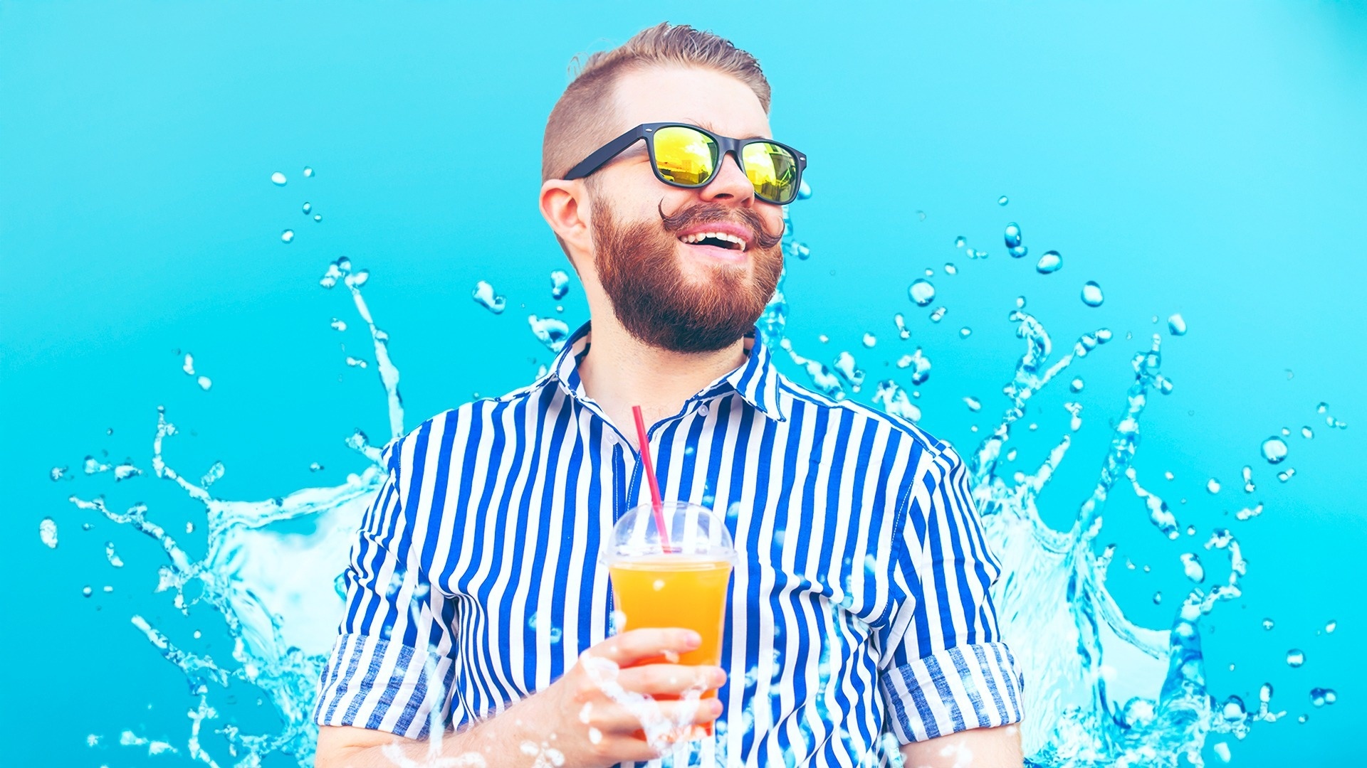 une salle à manger avec une vue sur l' océan