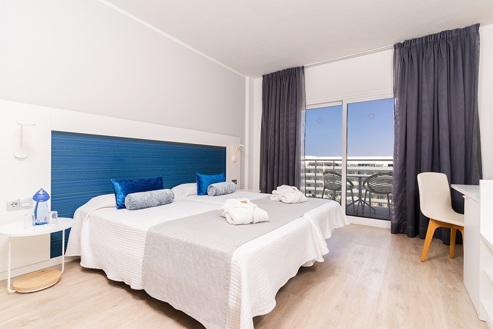 een hotelkamer met een bed en een televisie