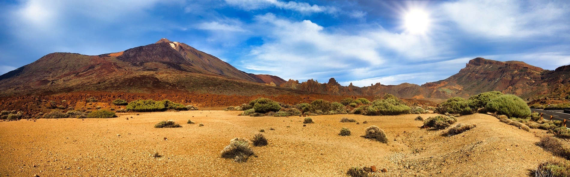 una grande montagna è in cima a un deserto