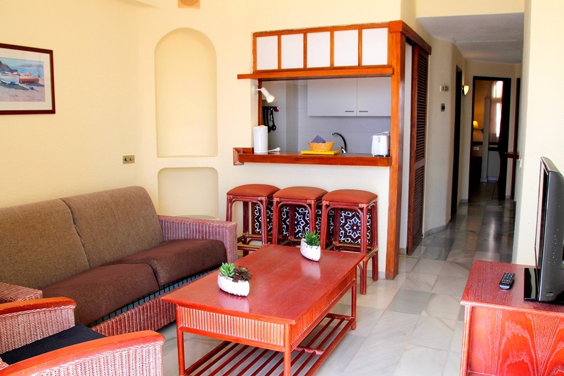 una camera da letto con due letti e due comodini