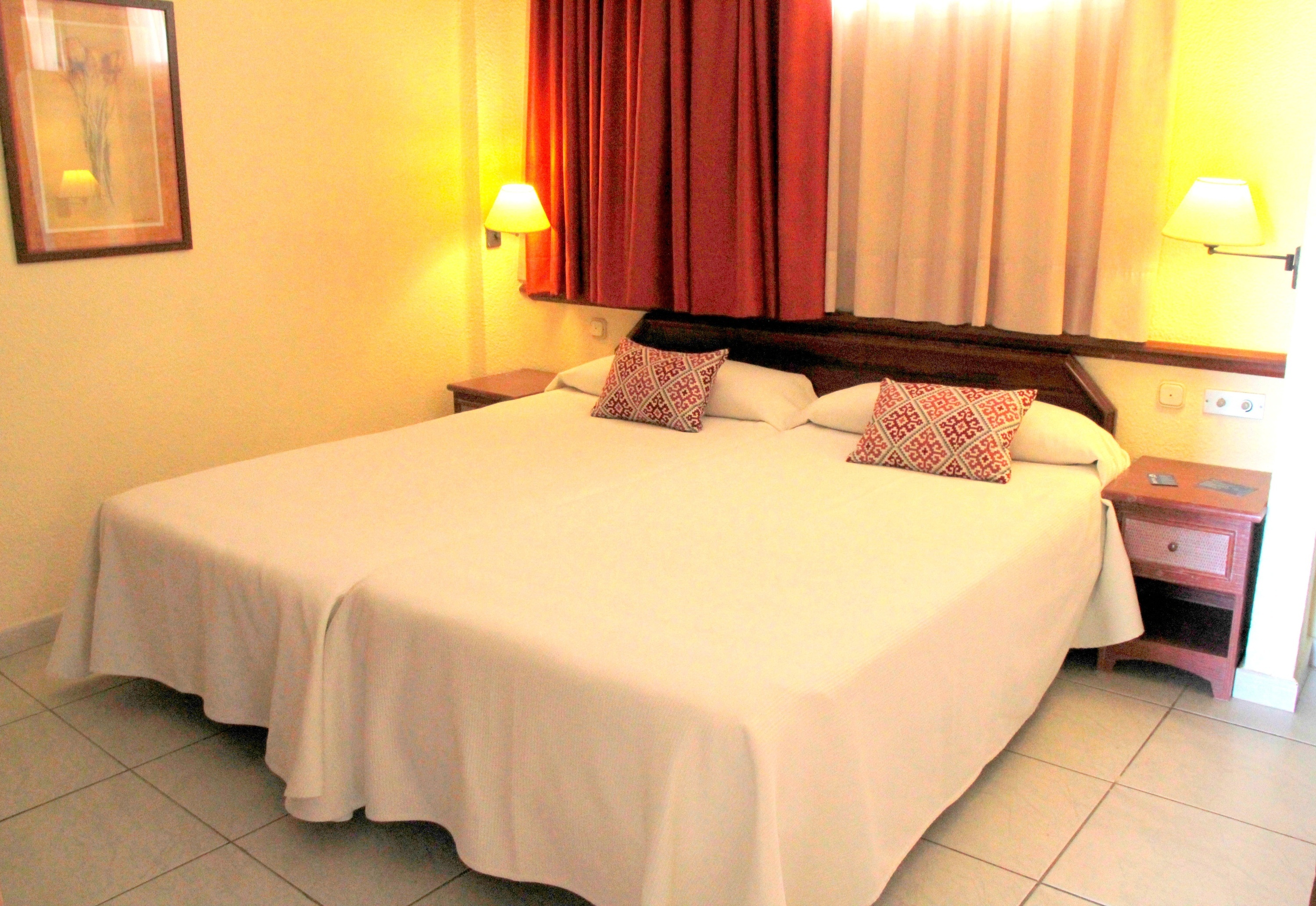 un balcone con un tavolo e due sedie