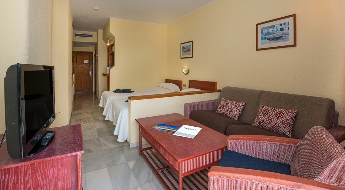 una camera da letto con due letti e due comodini