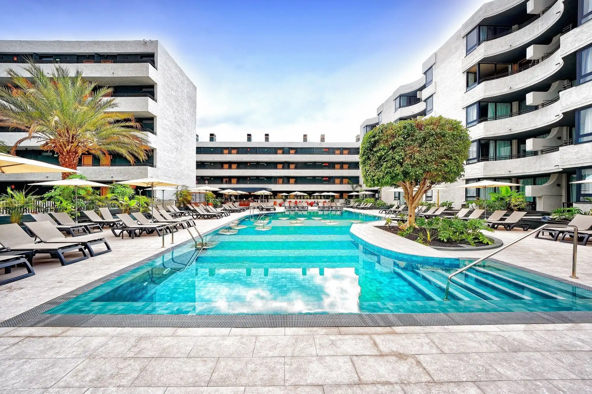 Hovima: Corporativa. Terraza de lujo con camas balinesas y vistas al mar.
