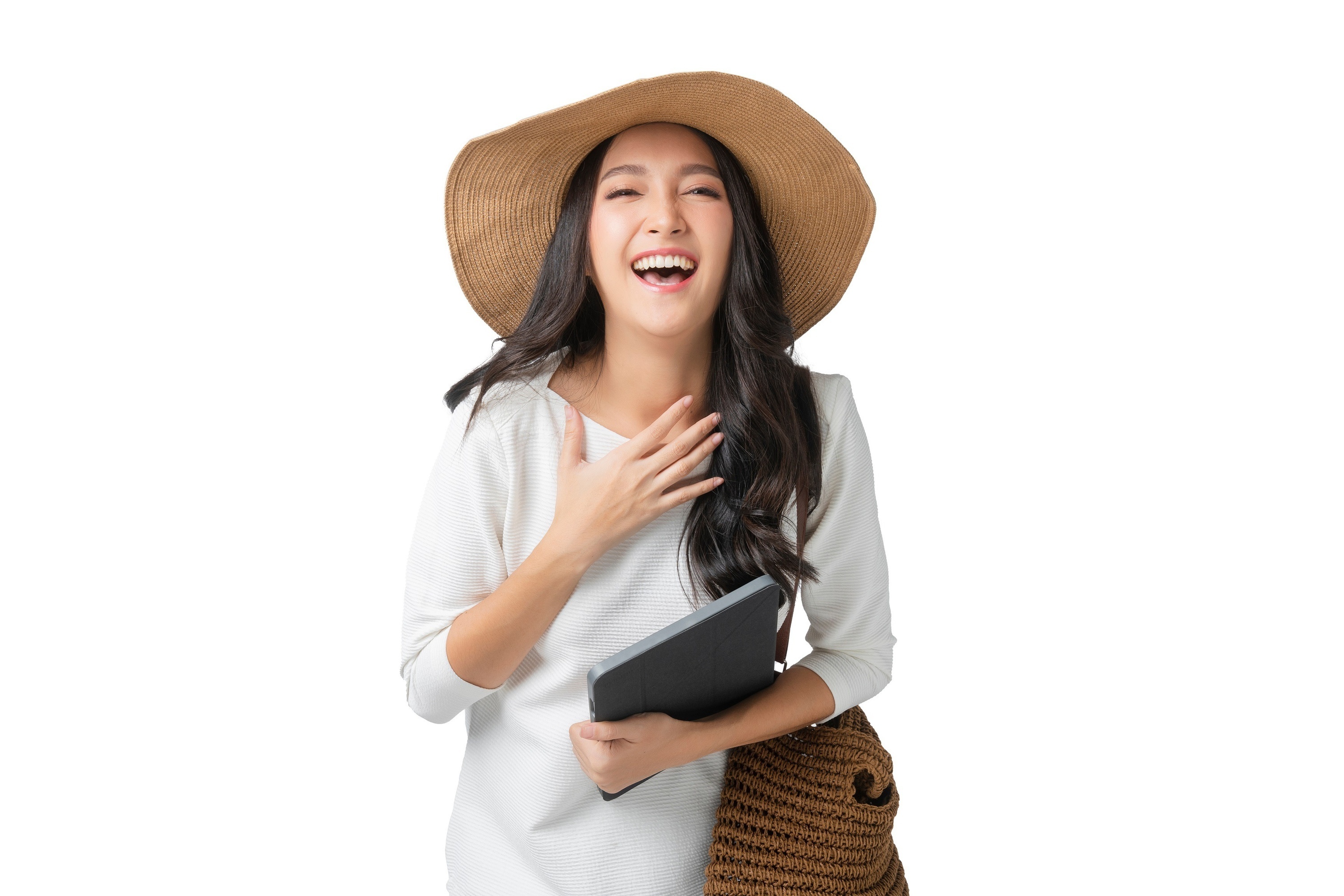 человек держит в руке сумку с хлебом и овощами