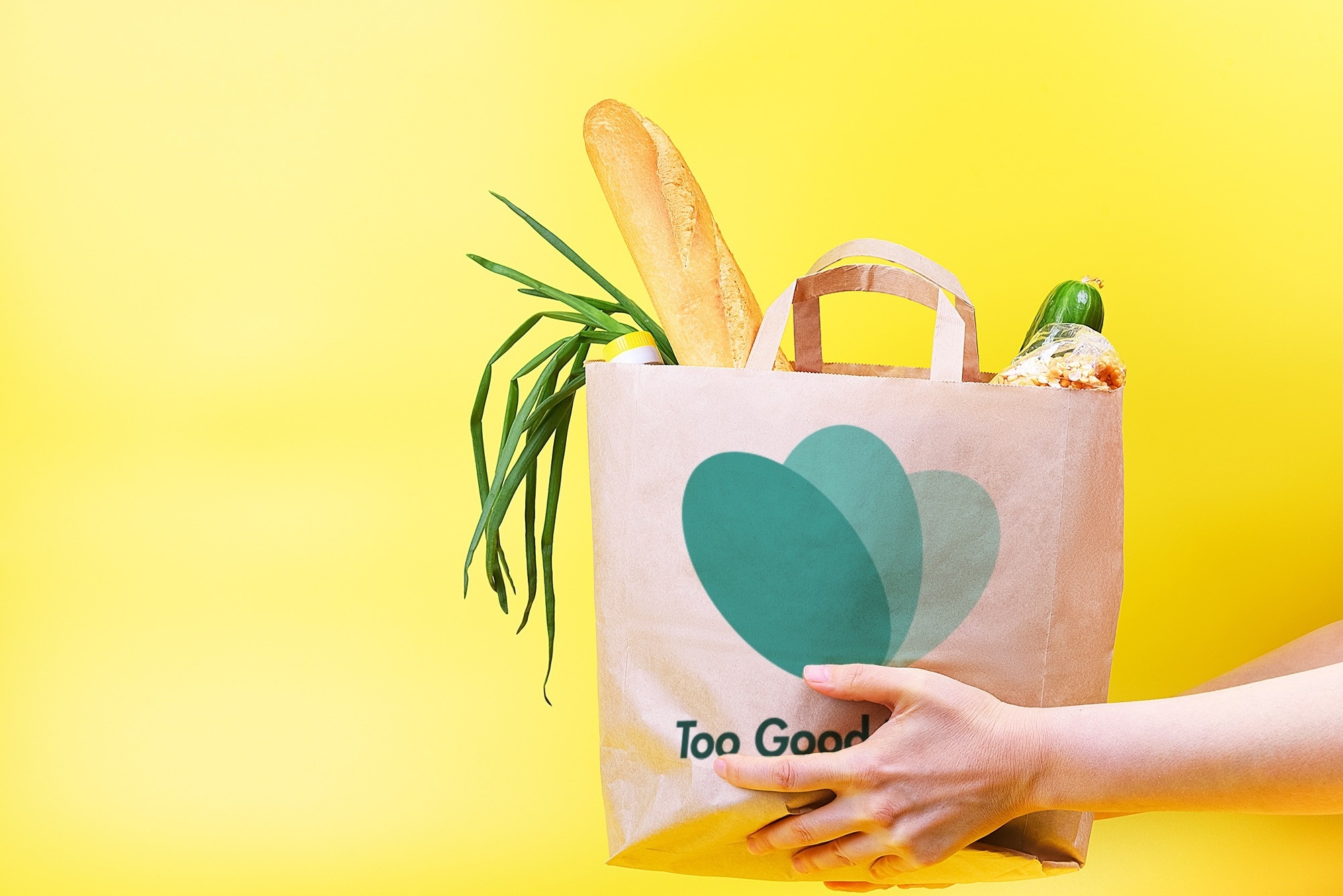 красный коктейль с соломинкой на пляже