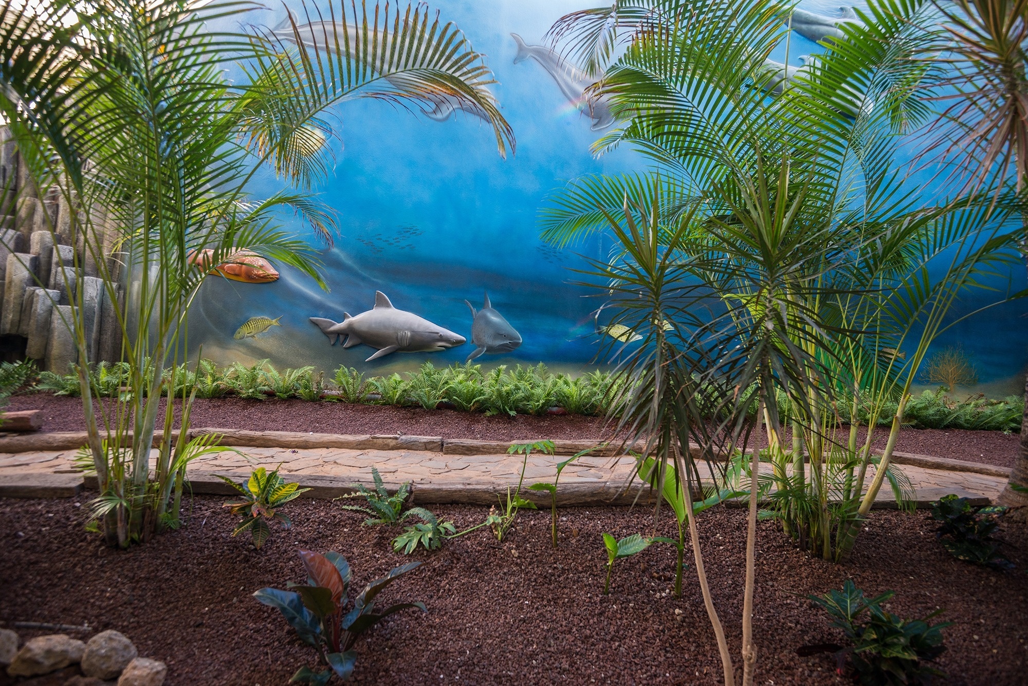 семья сидит в багажнике автомобиля с надувным пончиком и фламинго