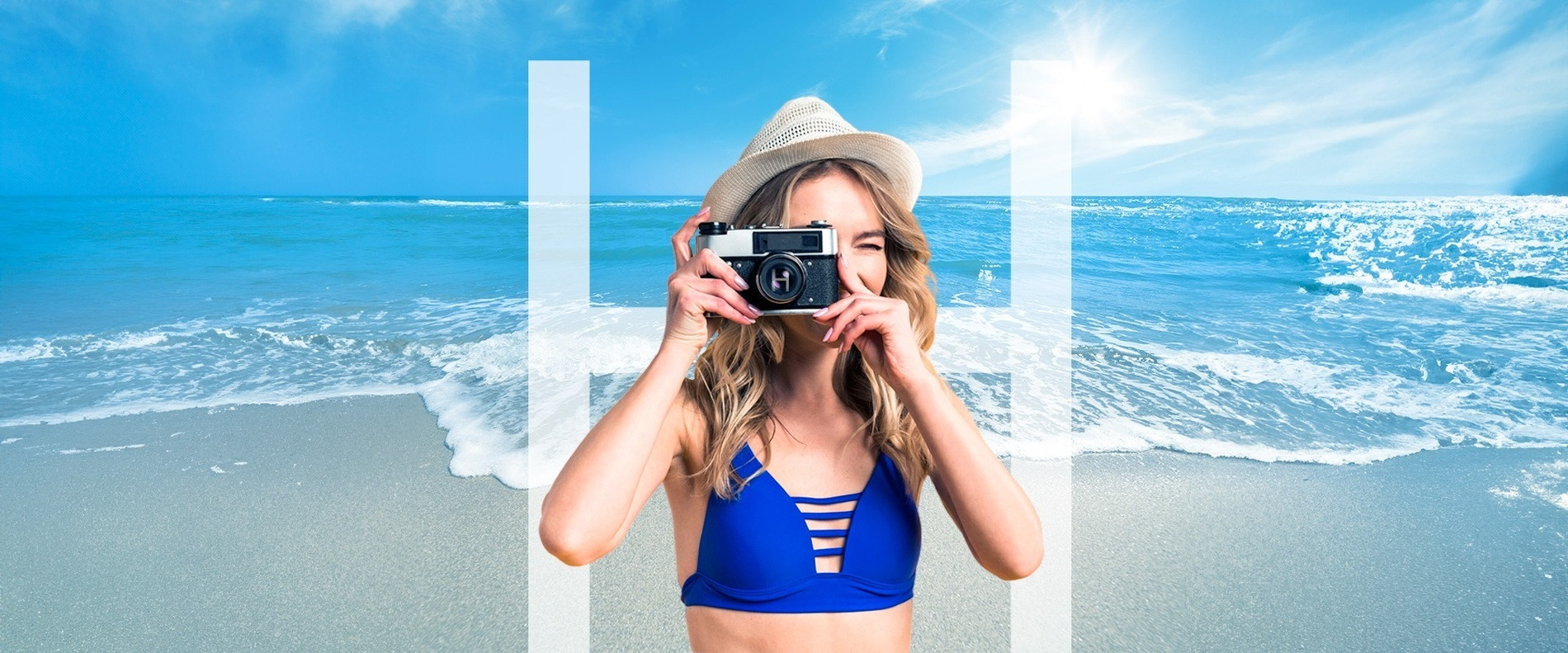 Femme sur la plage avec appareil photo, Hovima et vacances
