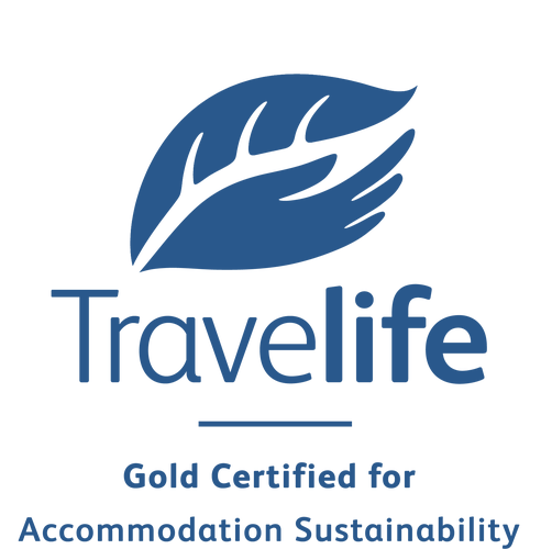 un logotipo de viajelife con una mano y una hoja