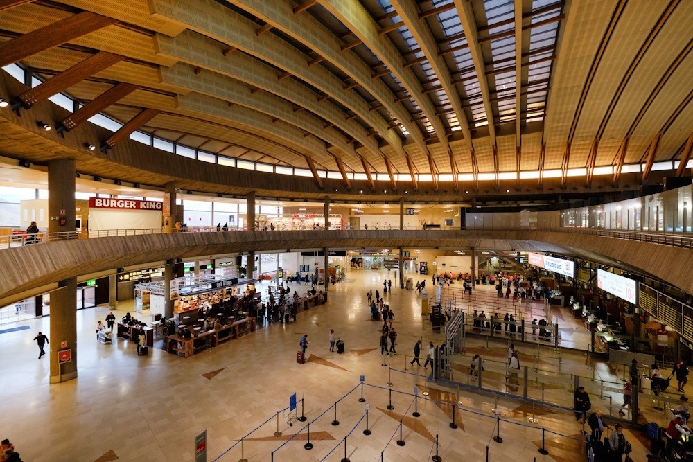 una mesa en un restaurante con copas de vino y una vela