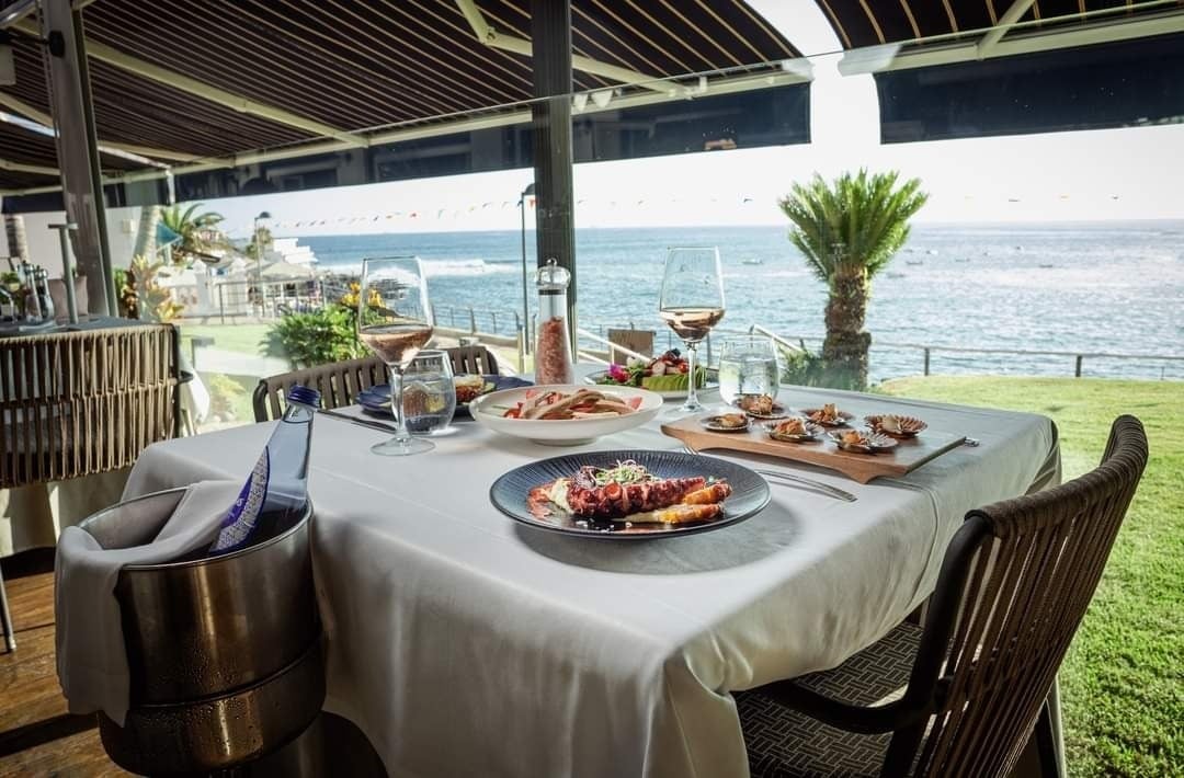 un primer plano de flores amarillas en un árbol