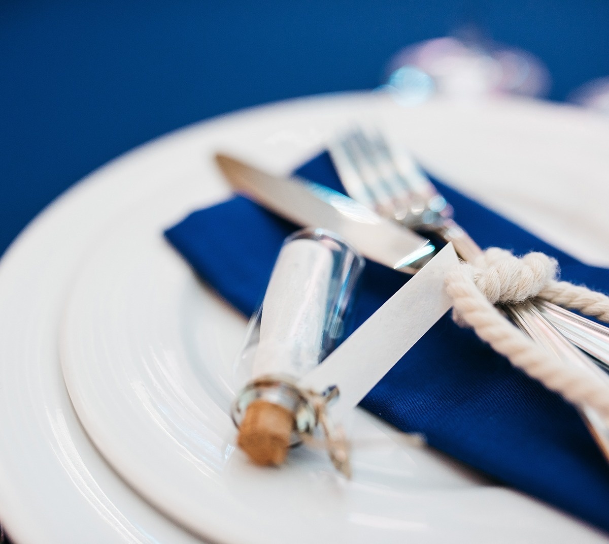 un primer plano de flores amarillas en un árbol