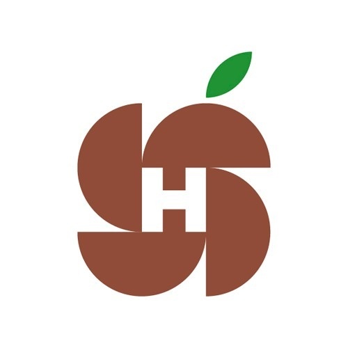 группа людей держит в руках различные предметы