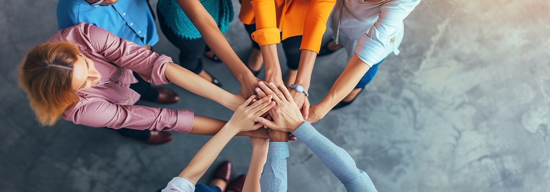 un groupe de personnes se mettent les mains ensemble