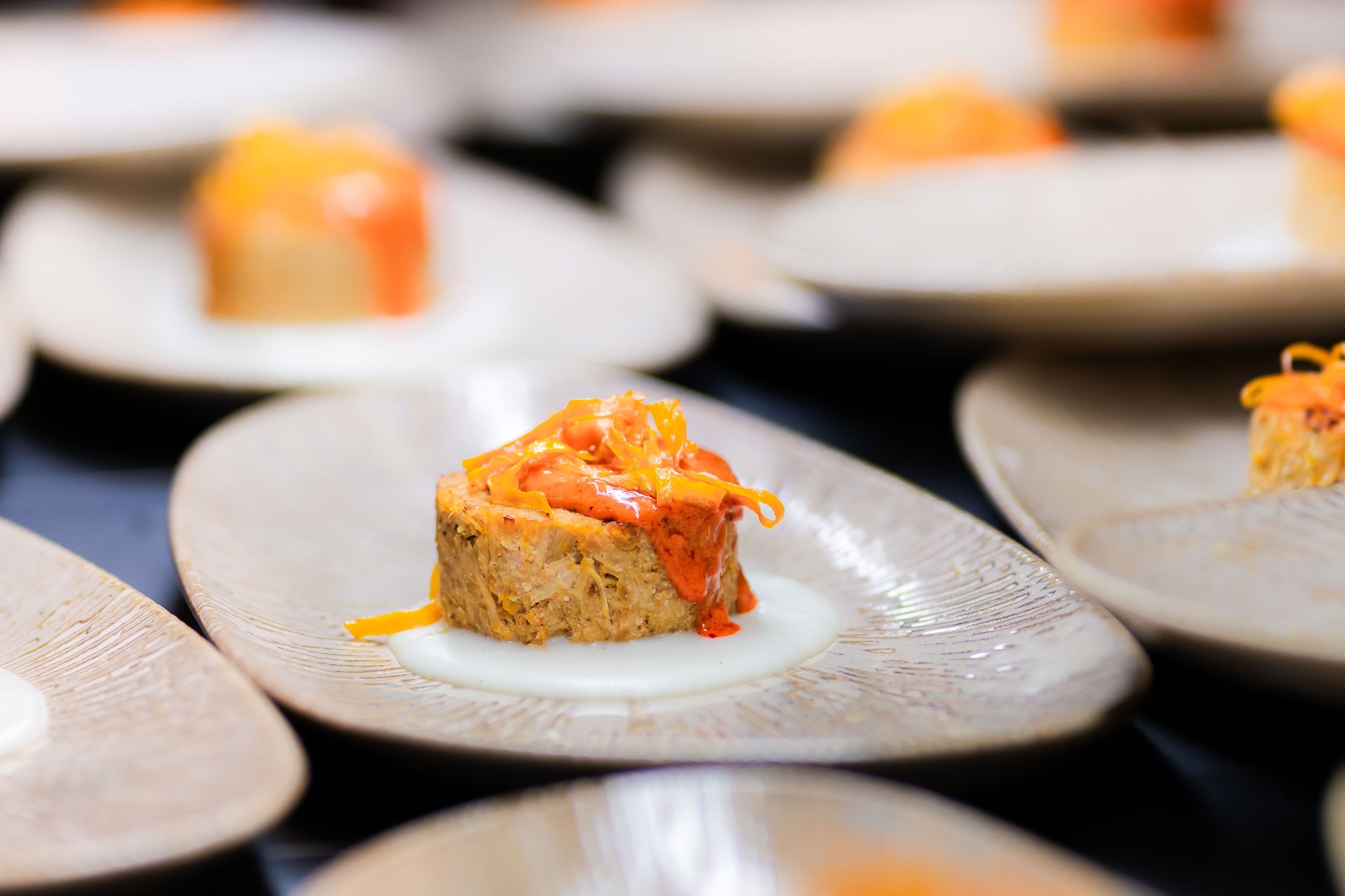 семья сидит в багажнике автомобиля с надувным пончиком и фламинго