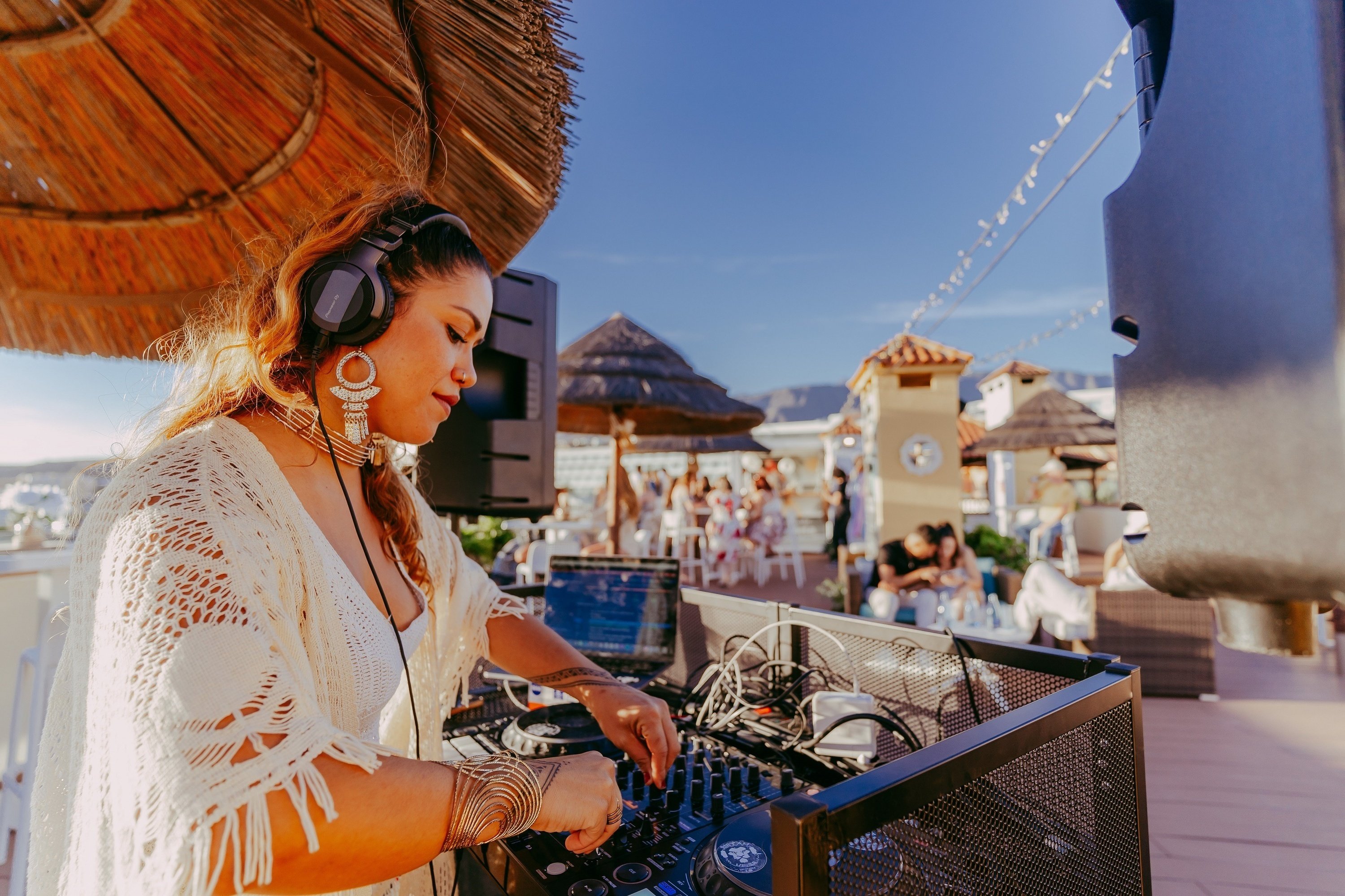 семья сидит в багажнике автомобиля с надувным пончиком и фламинго