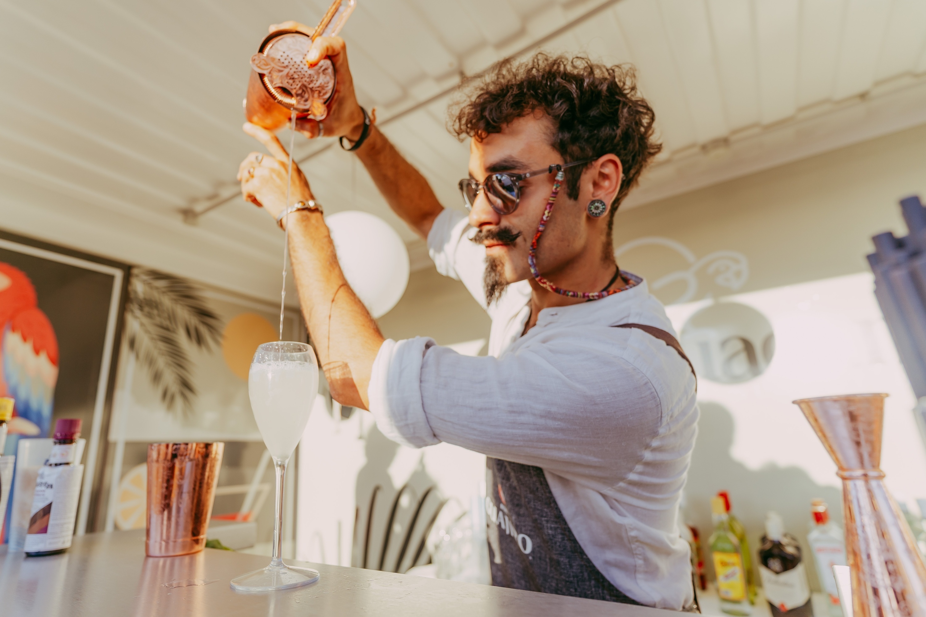 eine kleine Bar mit einem Wandbild , das guacamole sagt