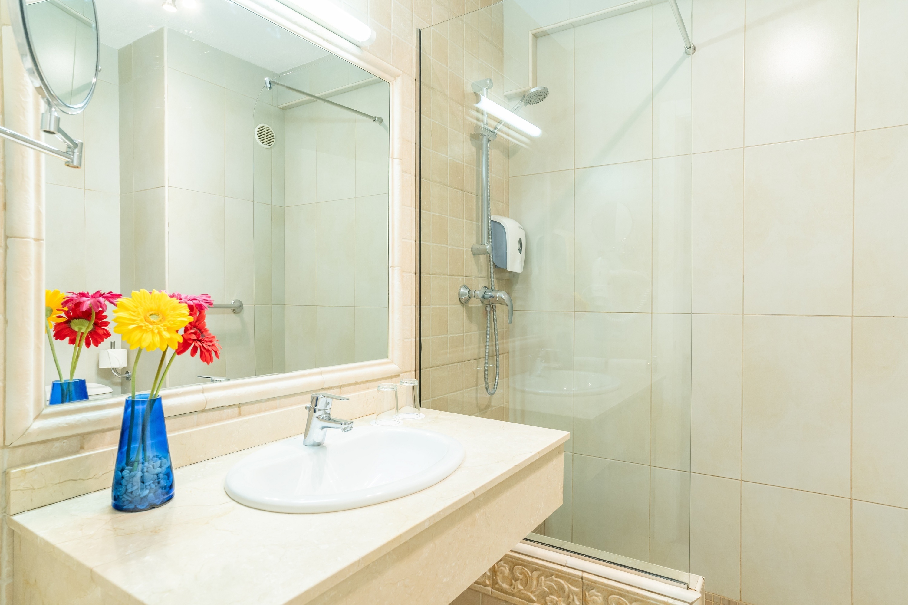 un baño con un lavabo , inodoro y espejo