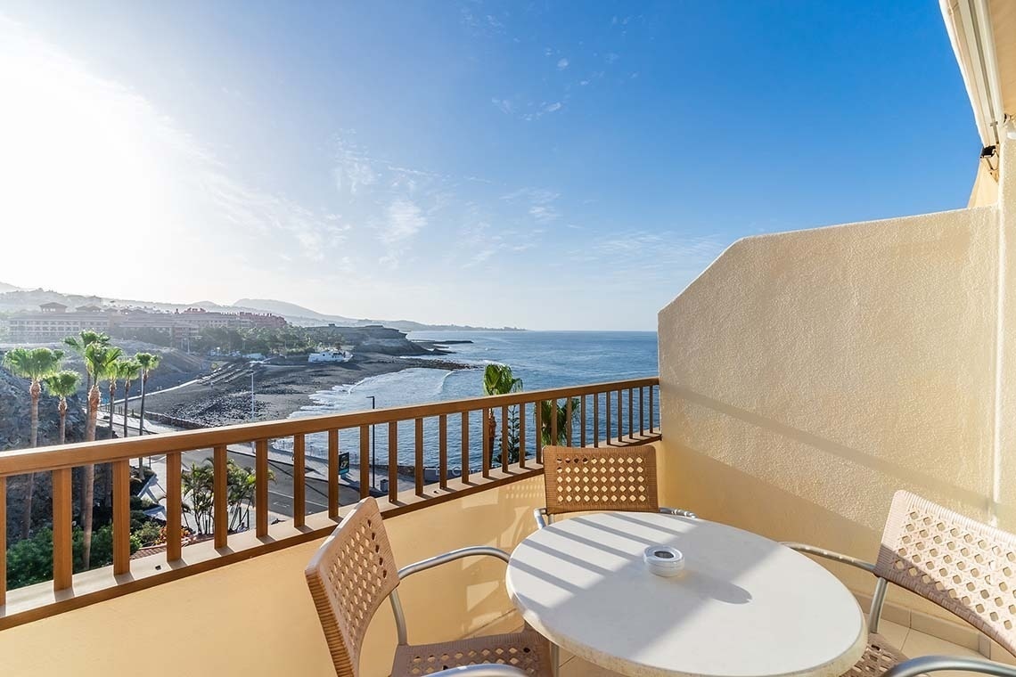 una habitación de hotel con dos camas y una mesa y sillas