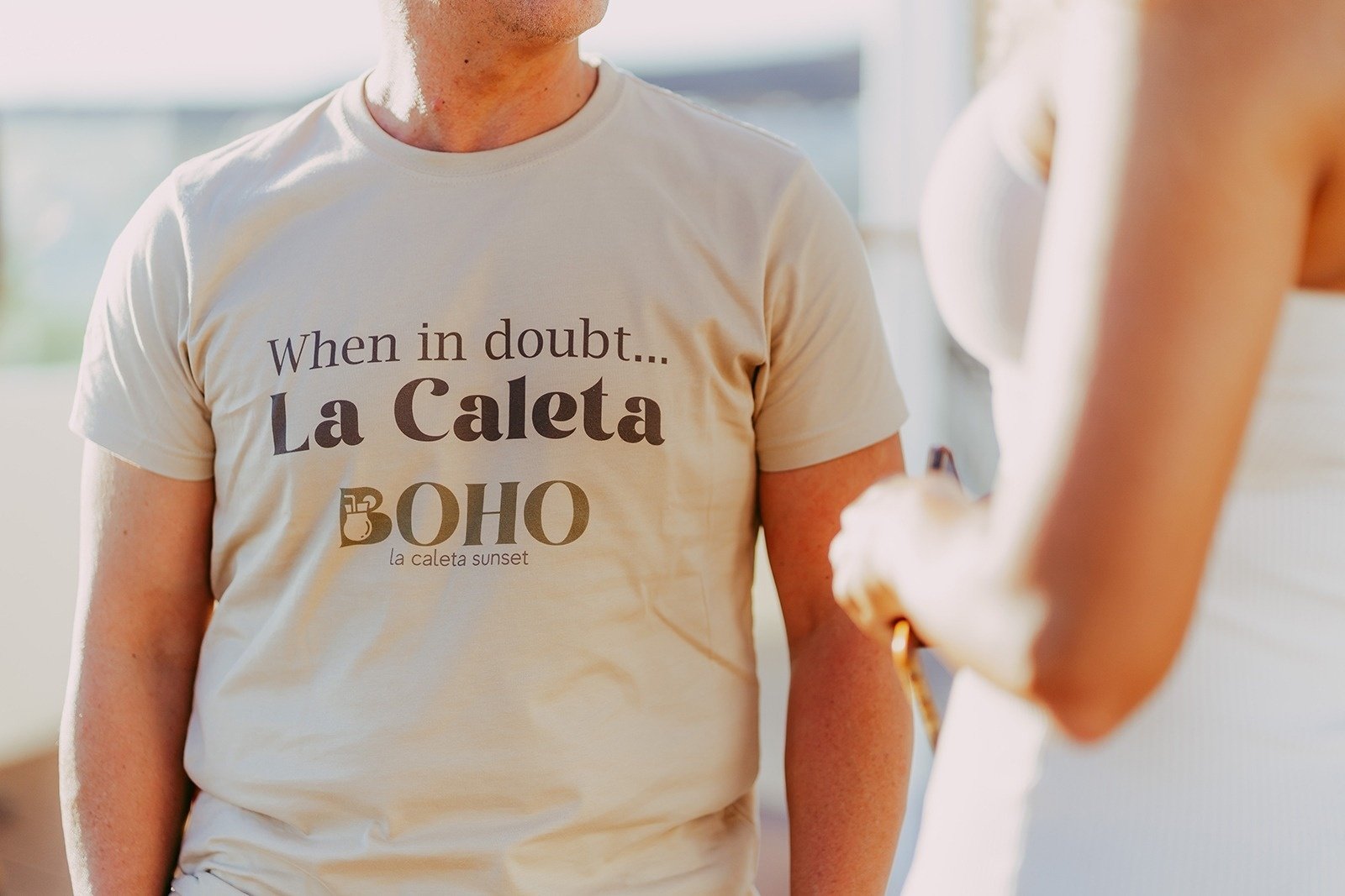 un hombre con una camiseta que dice cuando en duda la caleta boho