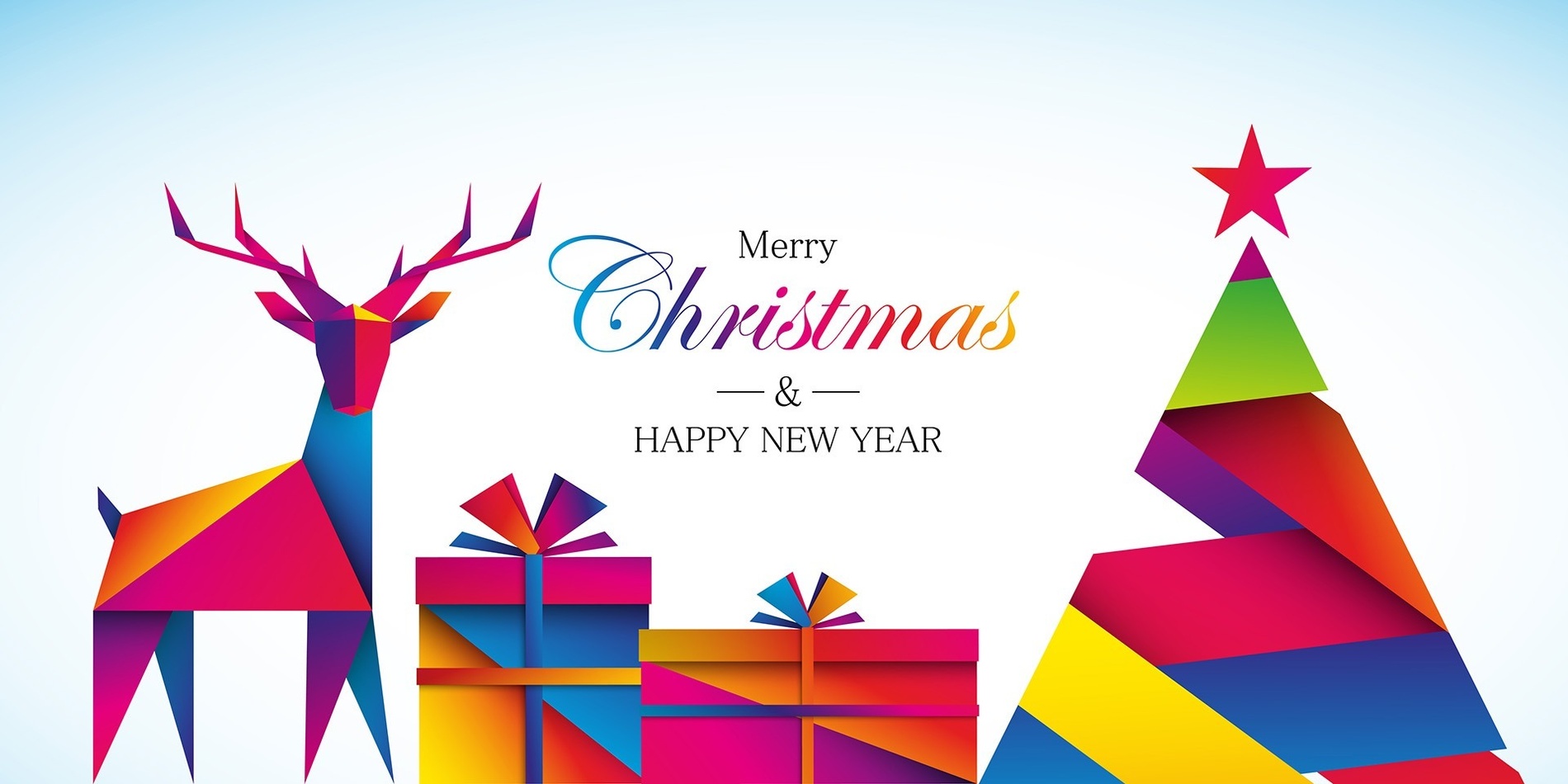 een vrouw rijdt op een waterglijbaan in een zwembad