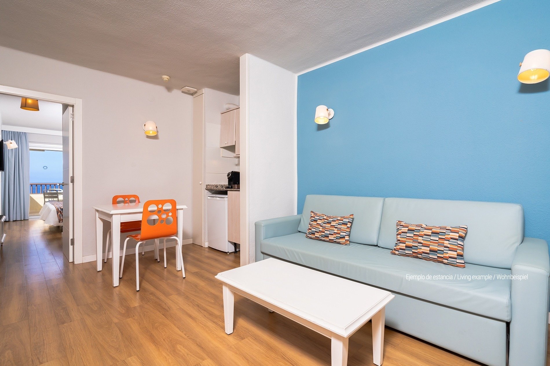 una habitación de hotel con dos camas y una mesa