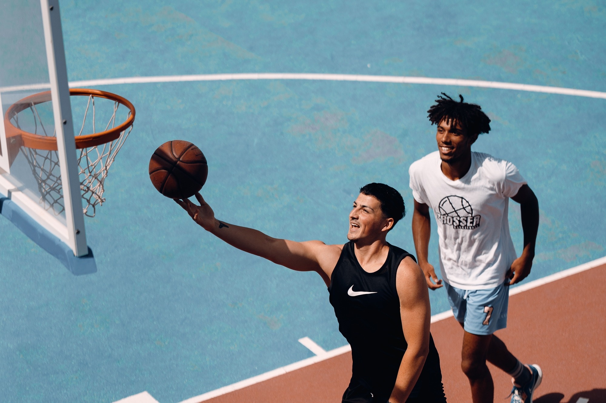 un uomo e una donna giocano a tennis su un campo da tennis