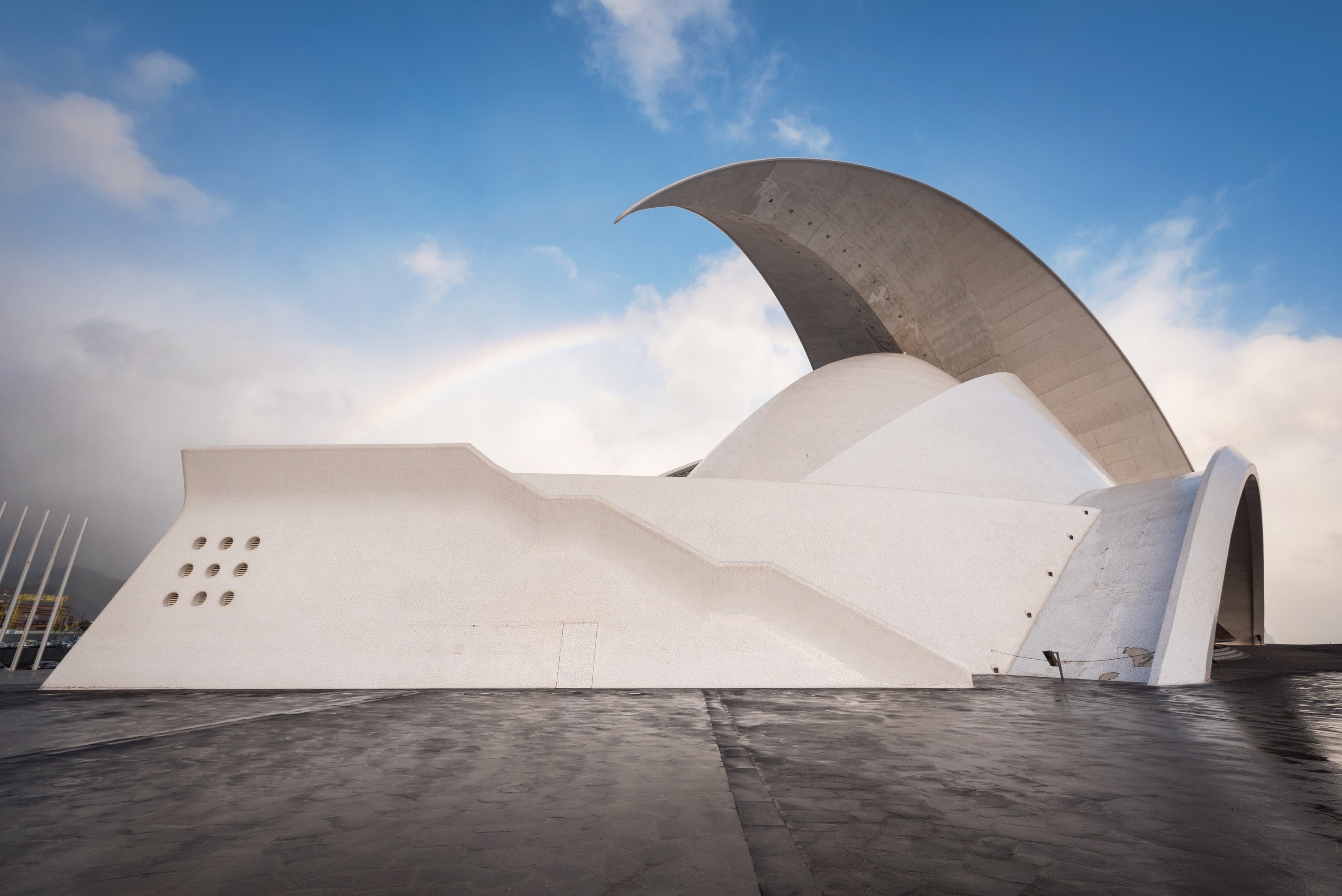 un gruppo di persone è seduto in un auditorium e ascolta una presentazione