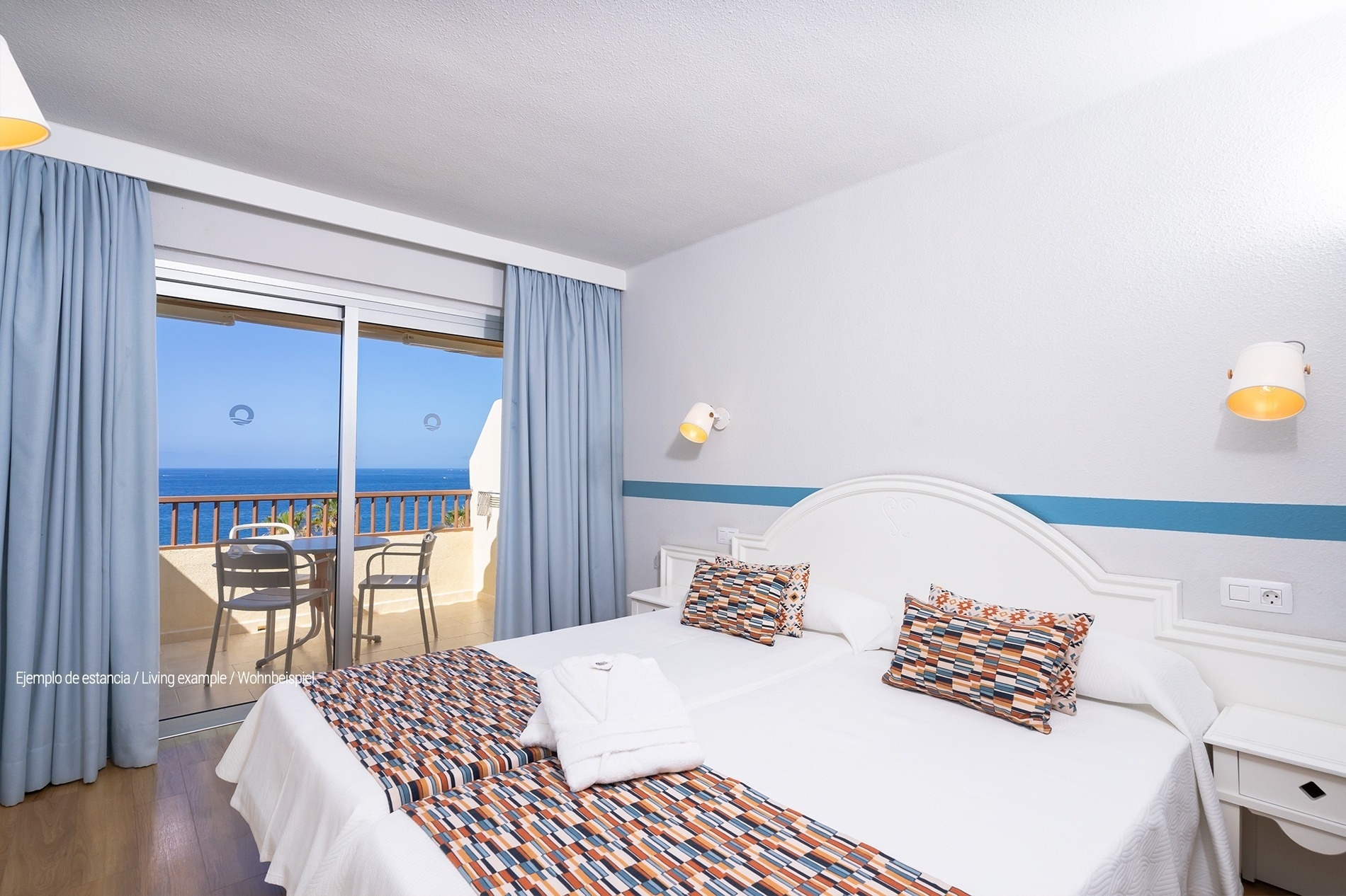 una habitación de hotel con dos camas y un balcón