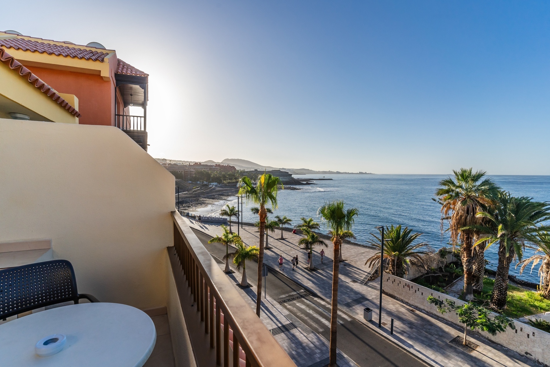 una habitación de hotel con dos camas y un balcón