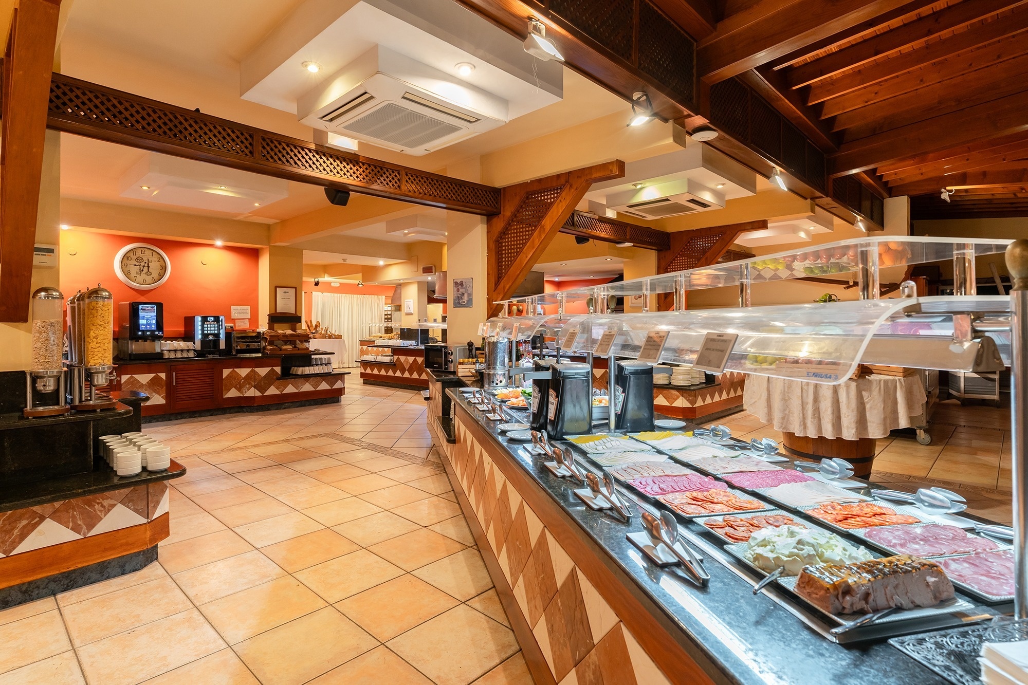 ein grünes herzförmiges Blatt liegt am Strand