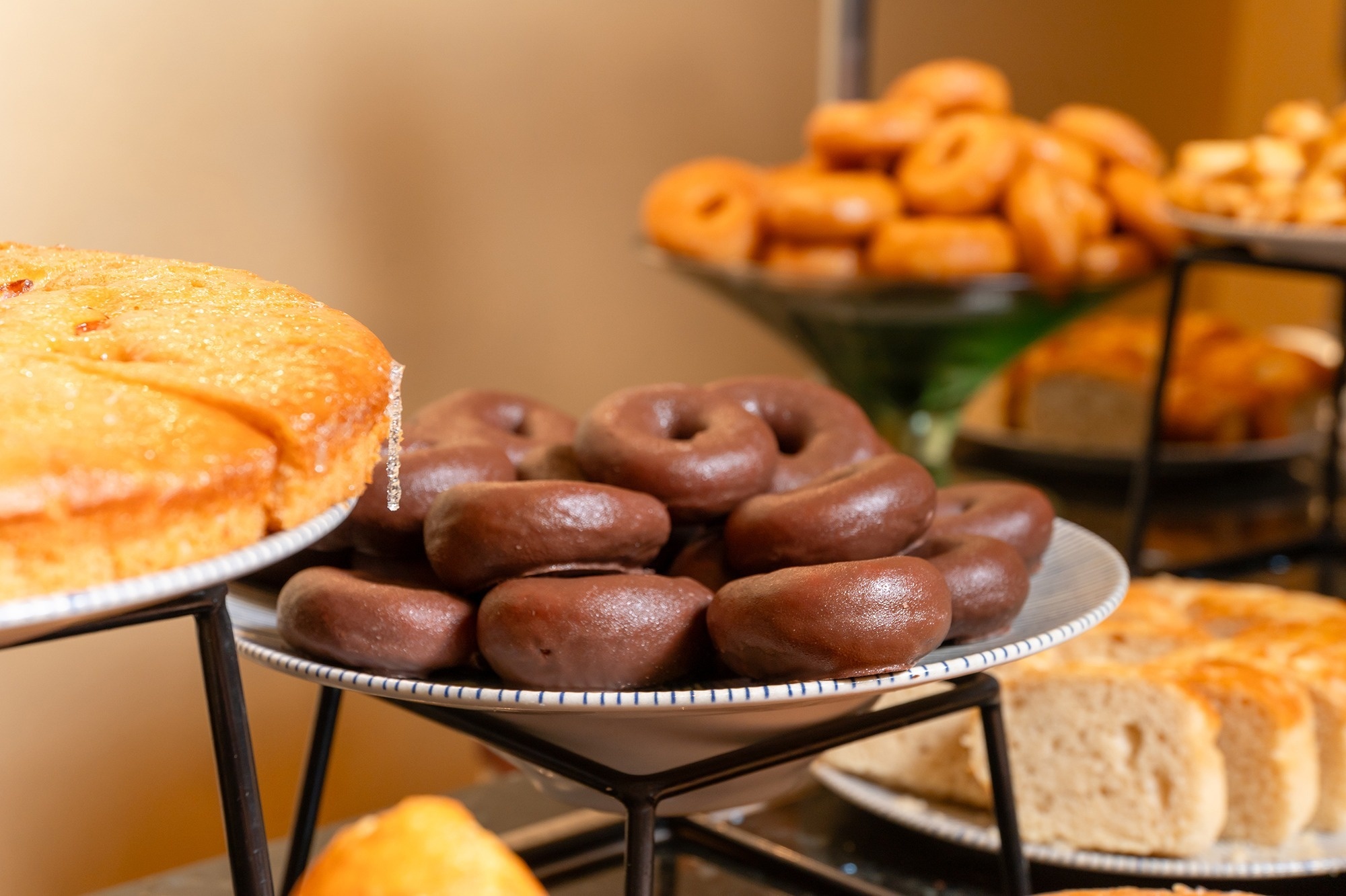 eine Luftaufnahme eines Strandes mit blauem Wasser