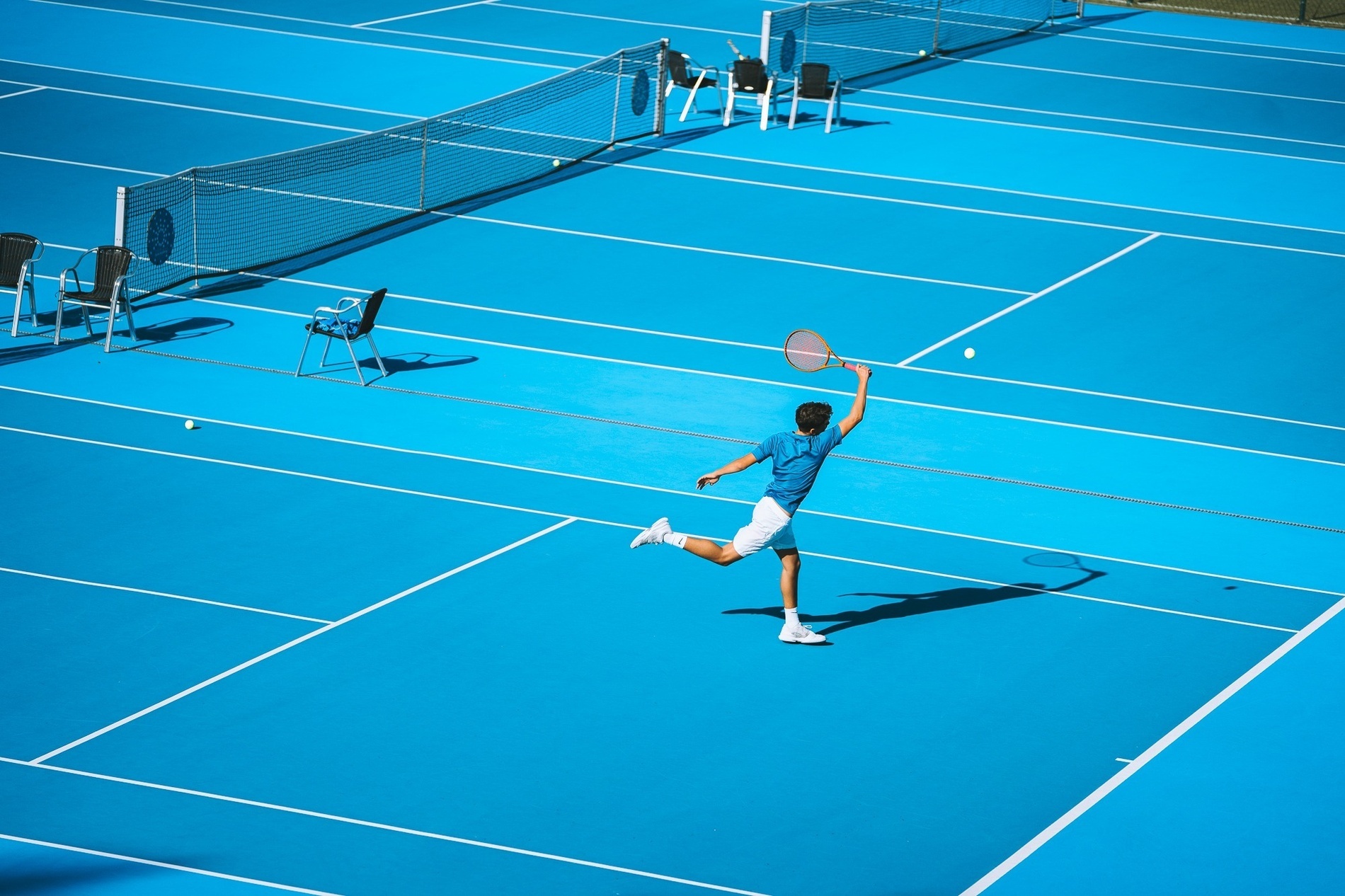 un uomo e una donna giocano a tennis su un campo da tennis