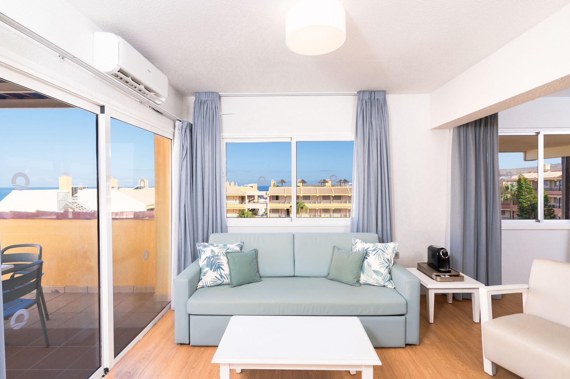 una habitación de hotel con dos camas y almohadas verdes