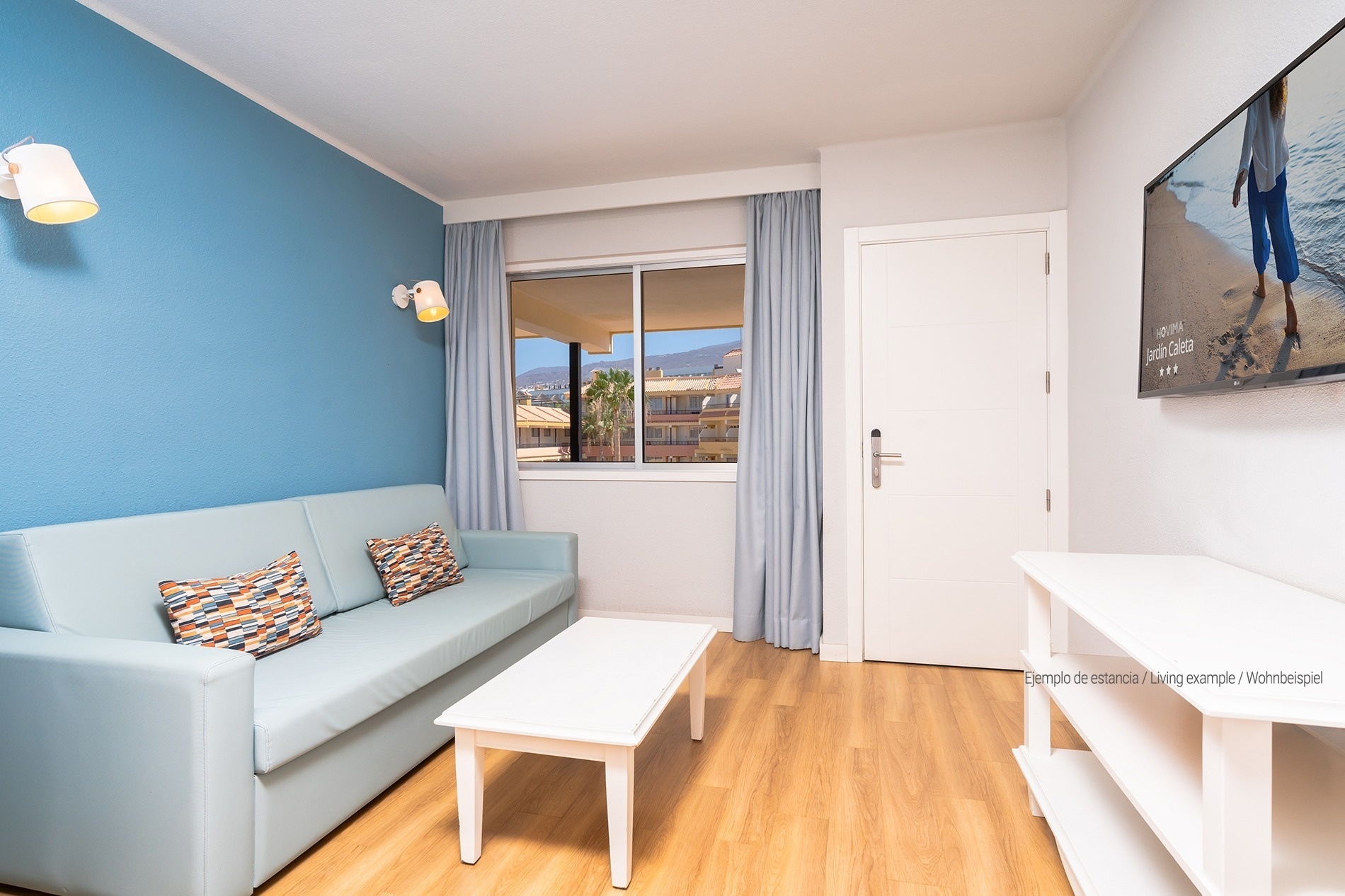 una habitación de hotel con dos camas y un balcón