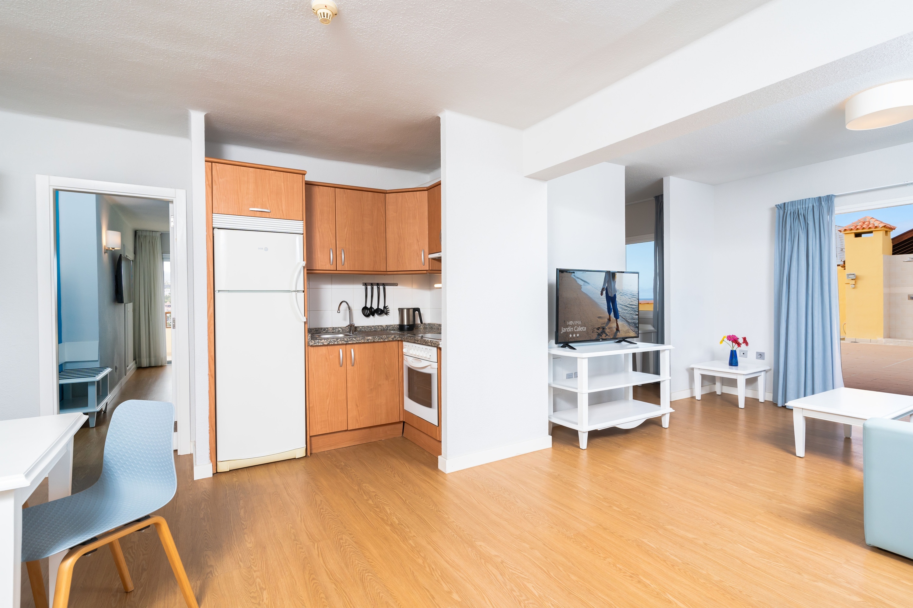 una sala de estar con un televisor y una mesa