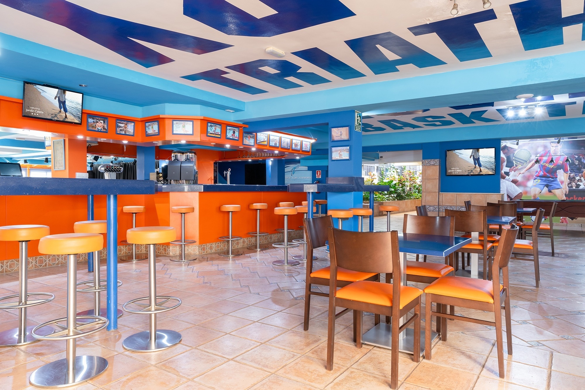 eine Gruppe von Menschen schwimmt auf einem weißen Sandstrand