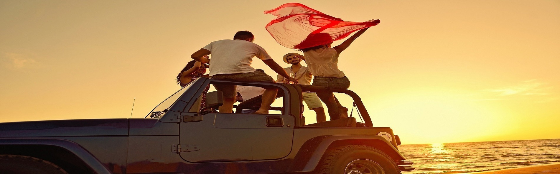 eine Familie sitzt in der Heckklappe eines Autos