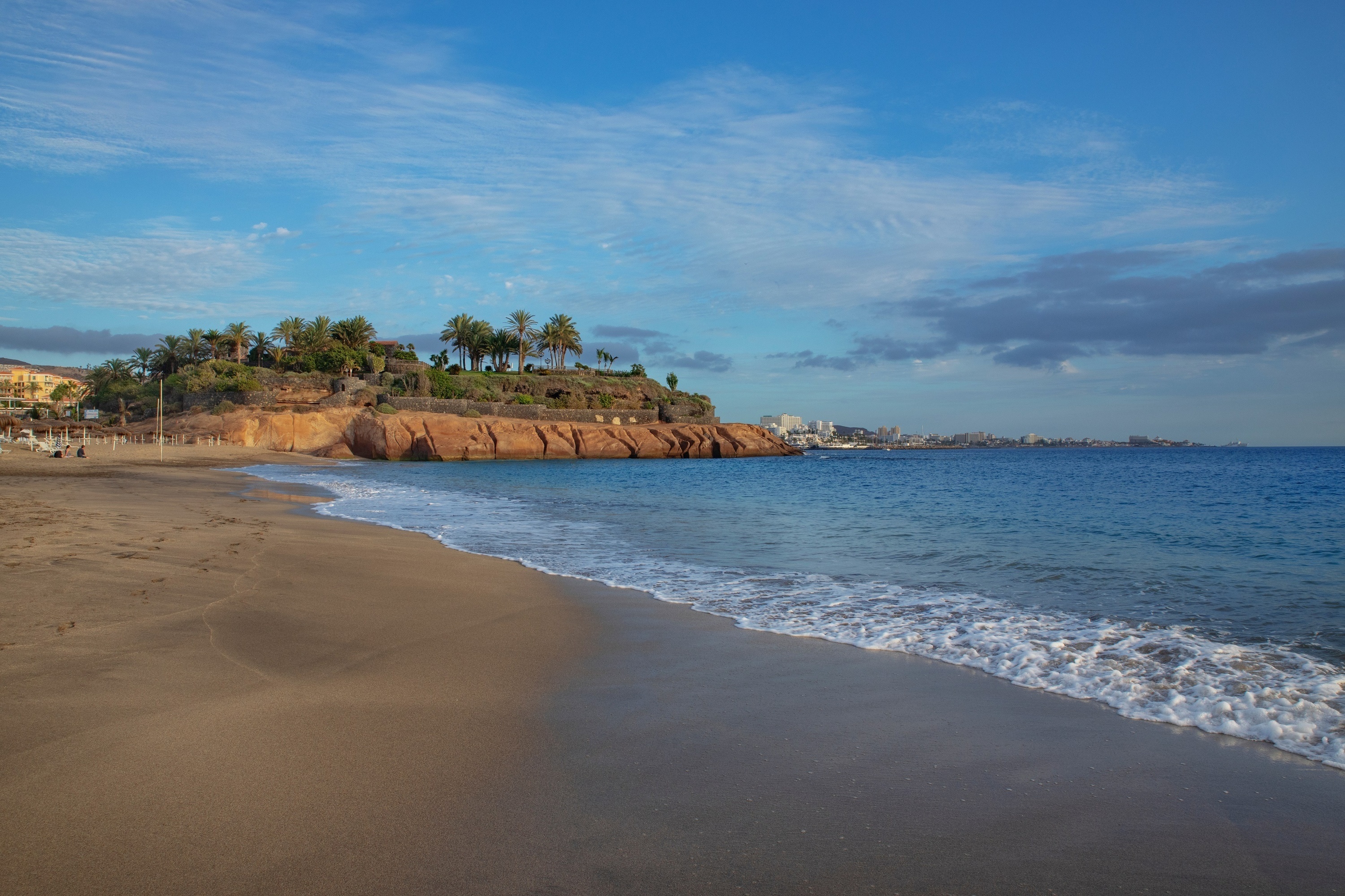 ein großes weißes Hotel befindet sich in der Nähe des Ozeans