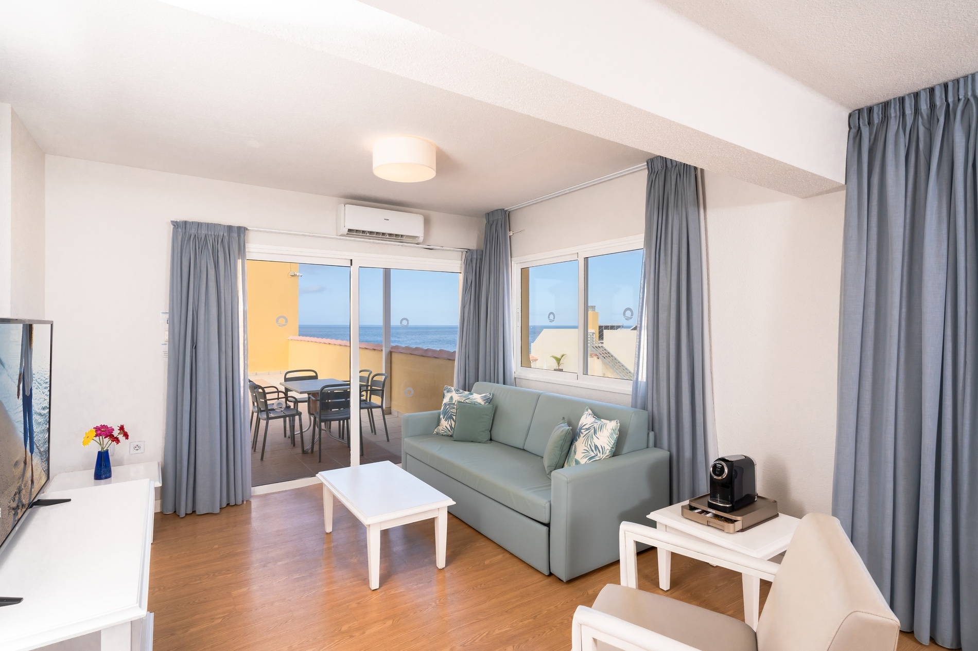 una habitación de hotel con dos camas y almohadas verdes