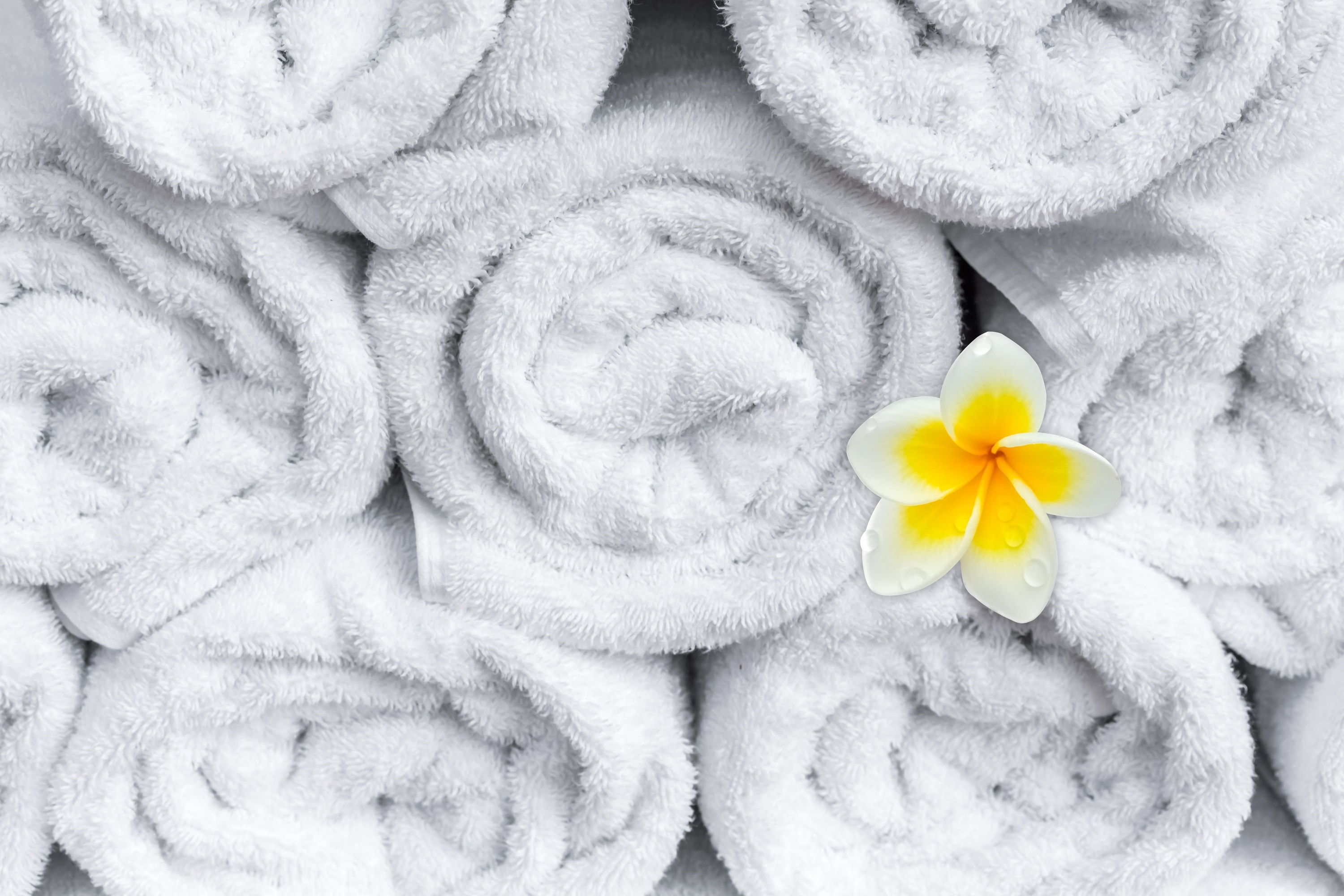 tre asciugamani bianchi sono impilati uno accanto all'altro