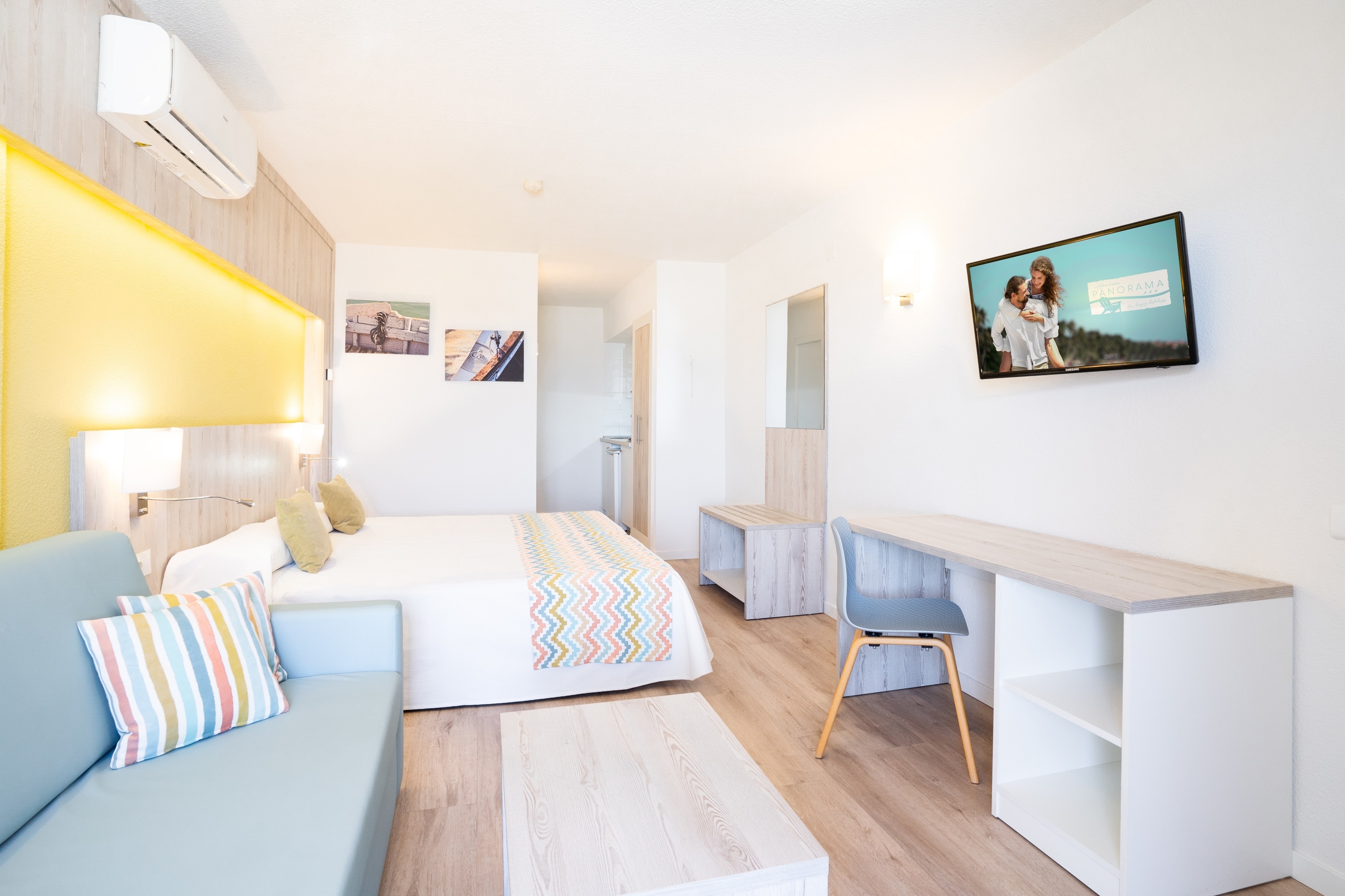 una camera d' albergo con un letto e un divano