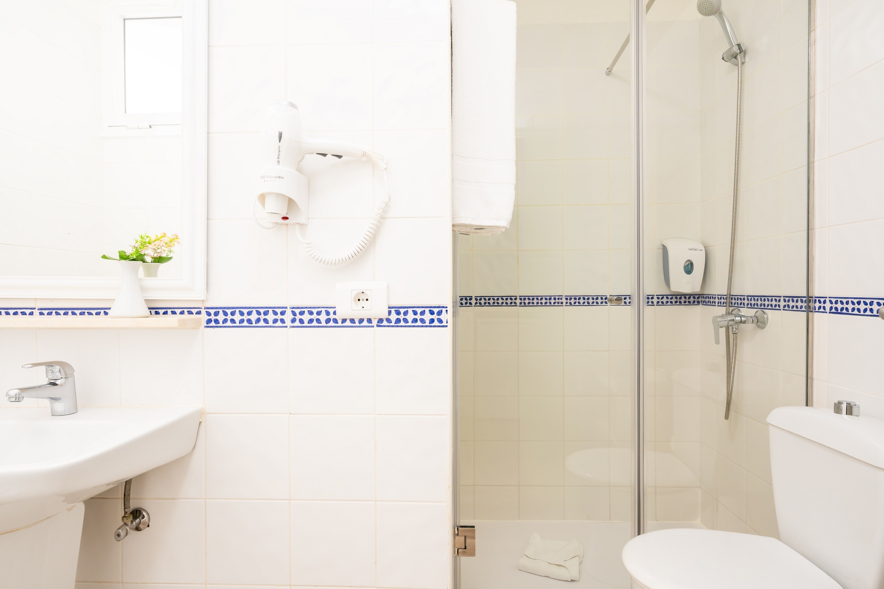 un bagno con toilette , lavandino e doccia