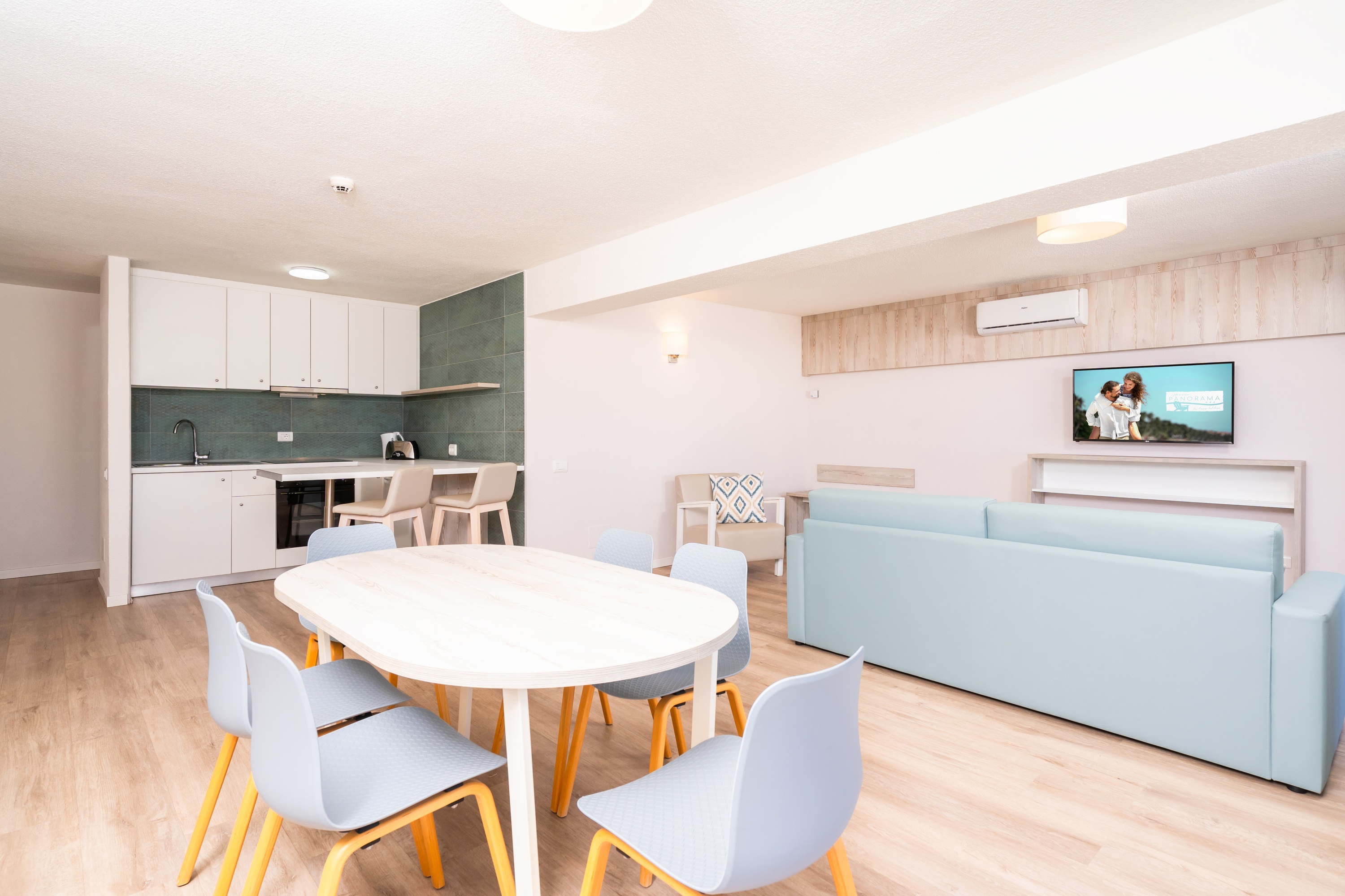 un soggiorno con un divano blu e un tavolo e sedie