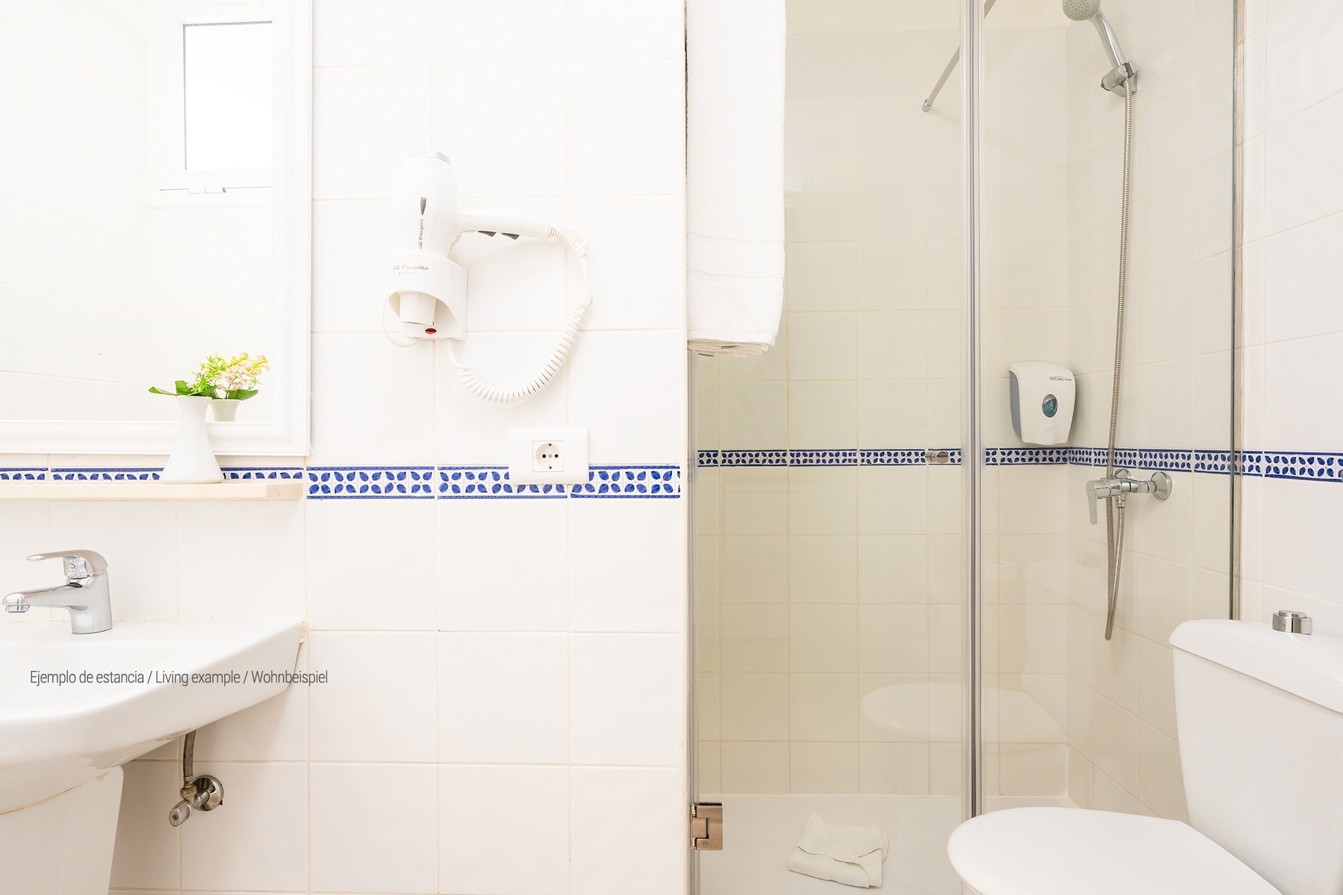 una camera d' albergo con due letti e un divano