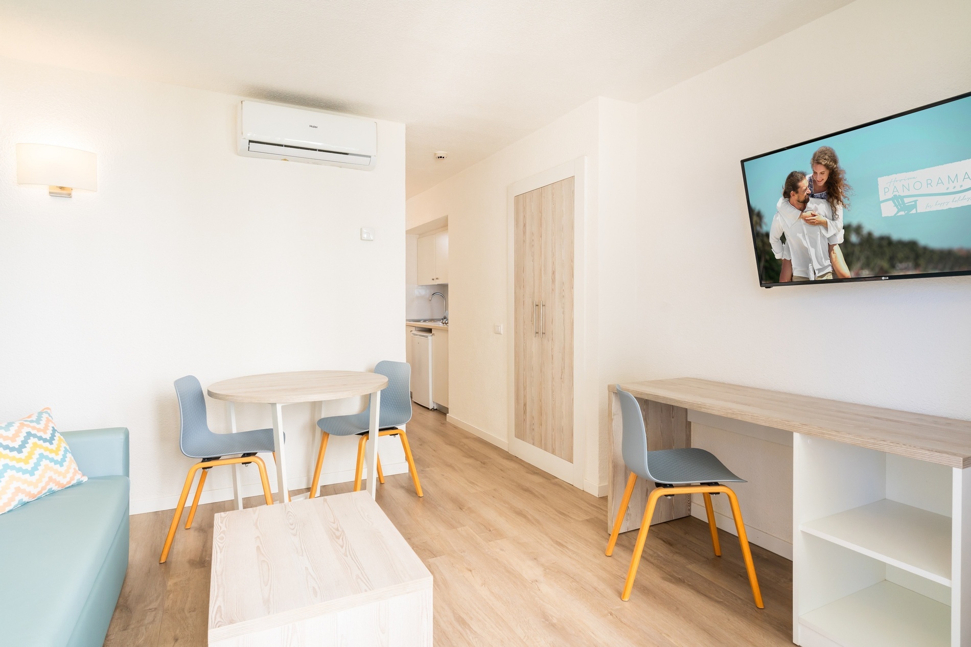 una camera d' albergo con due letti e cuscini colorati