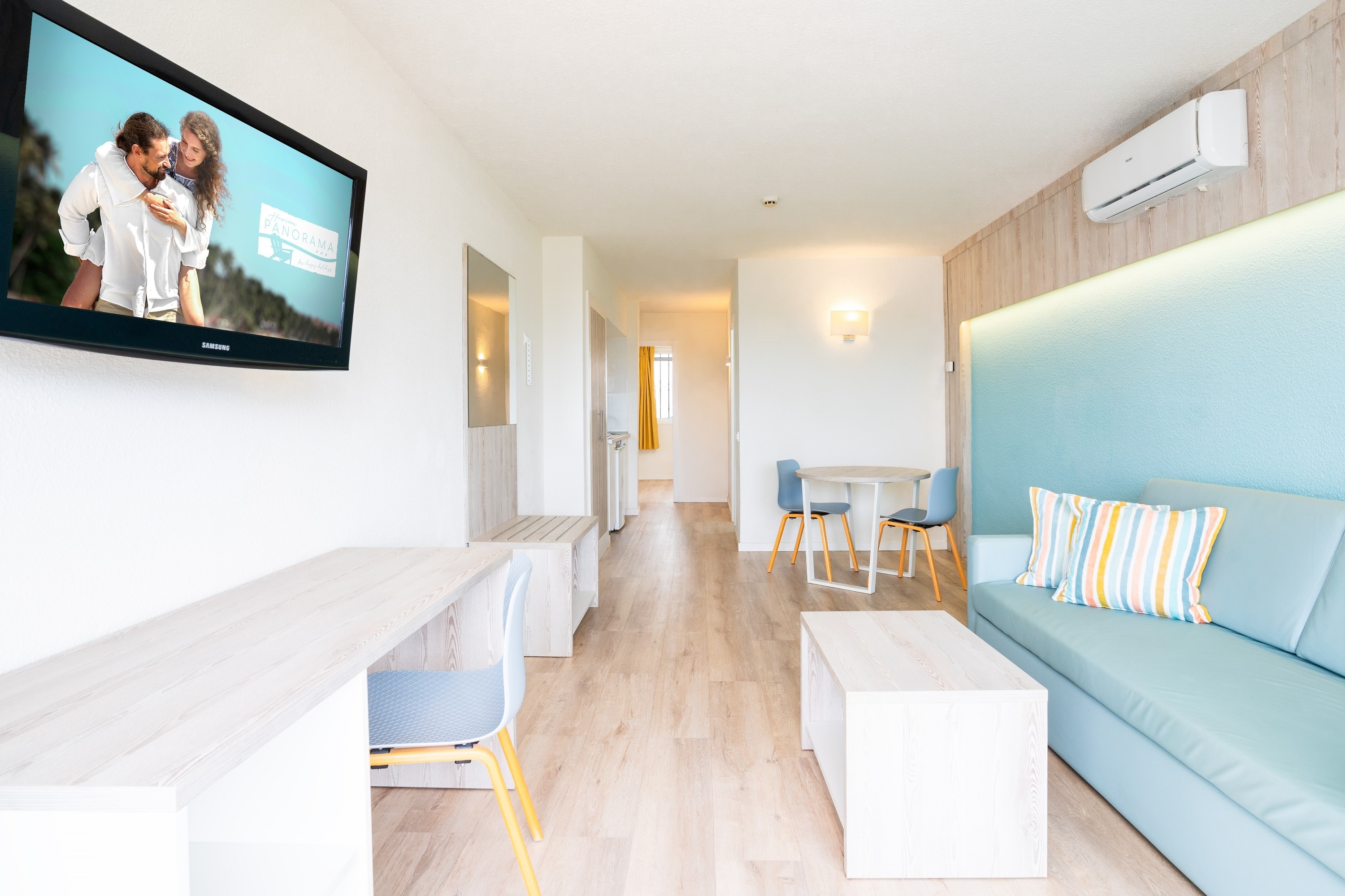 una stanza con un tavolo e sedie e una porta scorrevole che conduce a un balcone