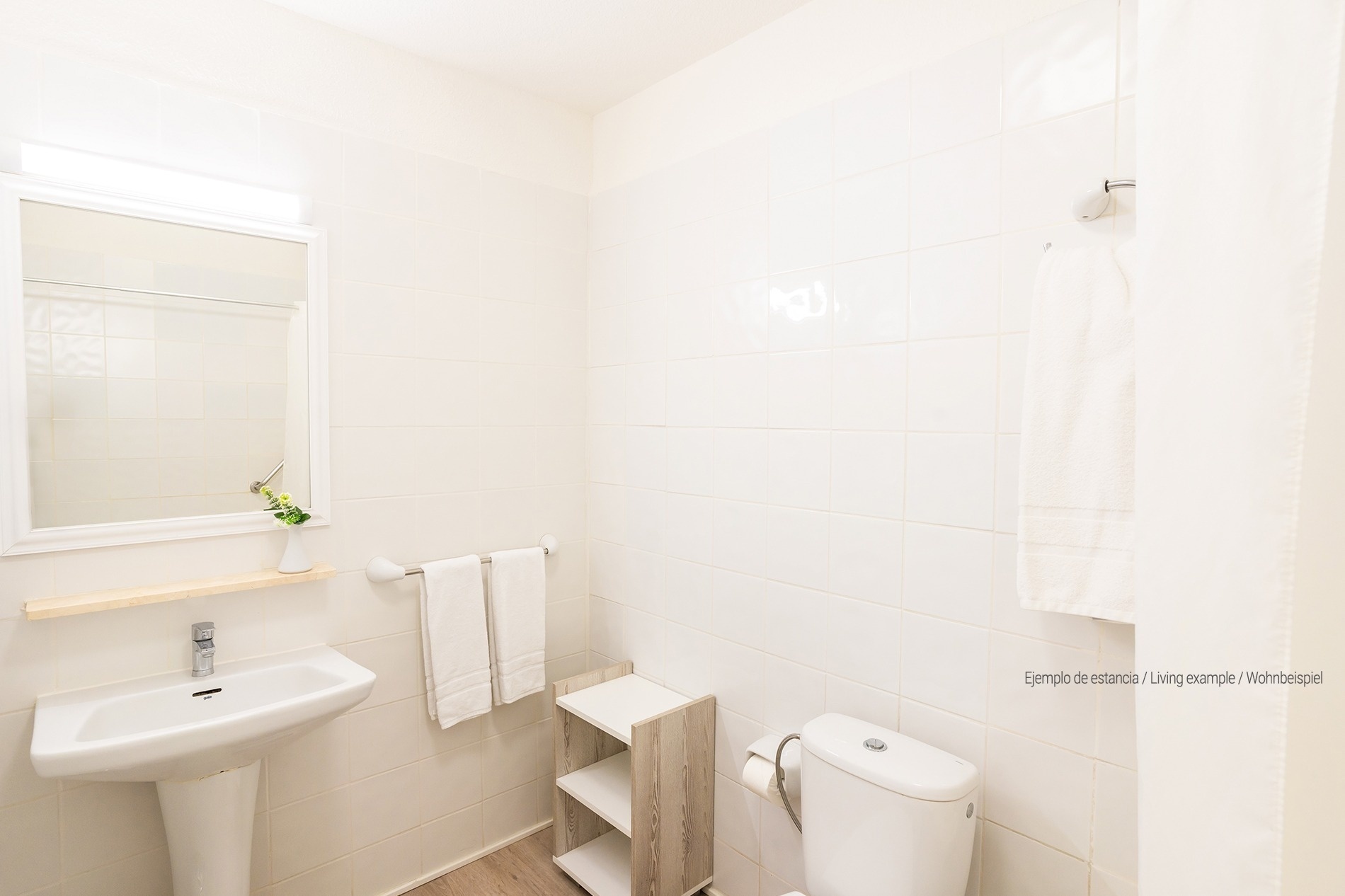 una camera d' albergo con due letti e un divano