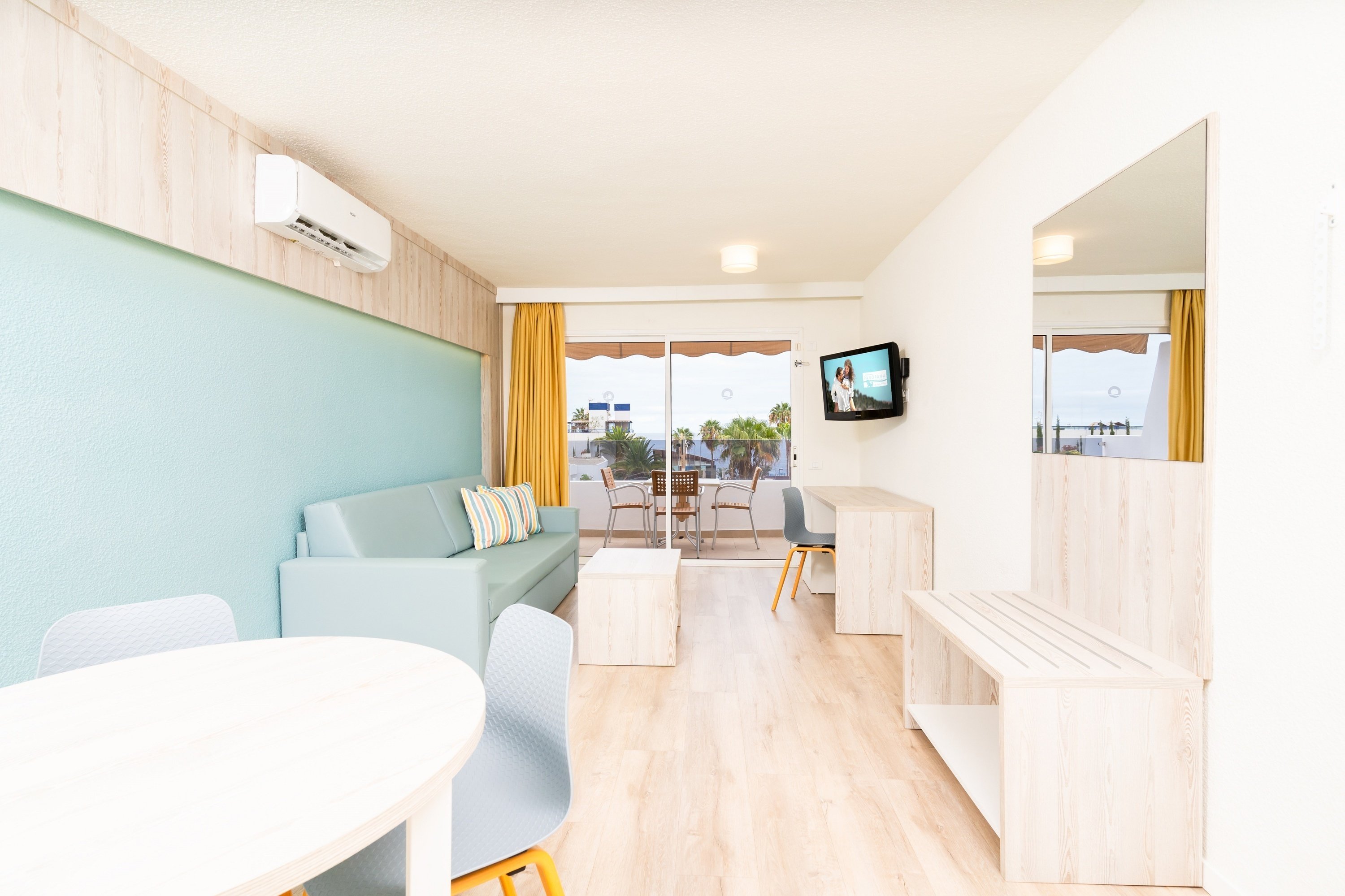 una habitación con dos camas y almohadas a rayas