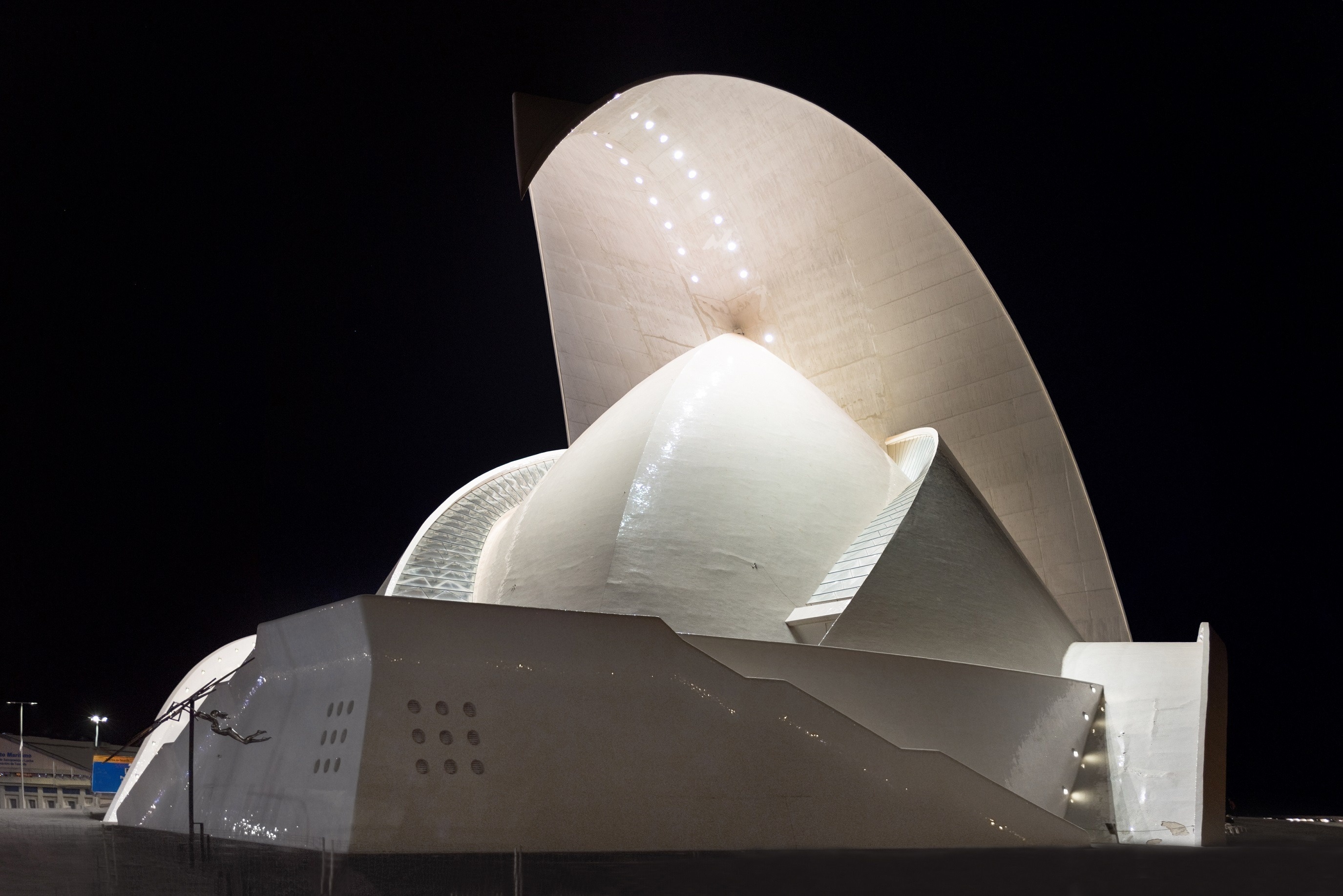 un grupo de personas escucha a una mujer dando una presentación